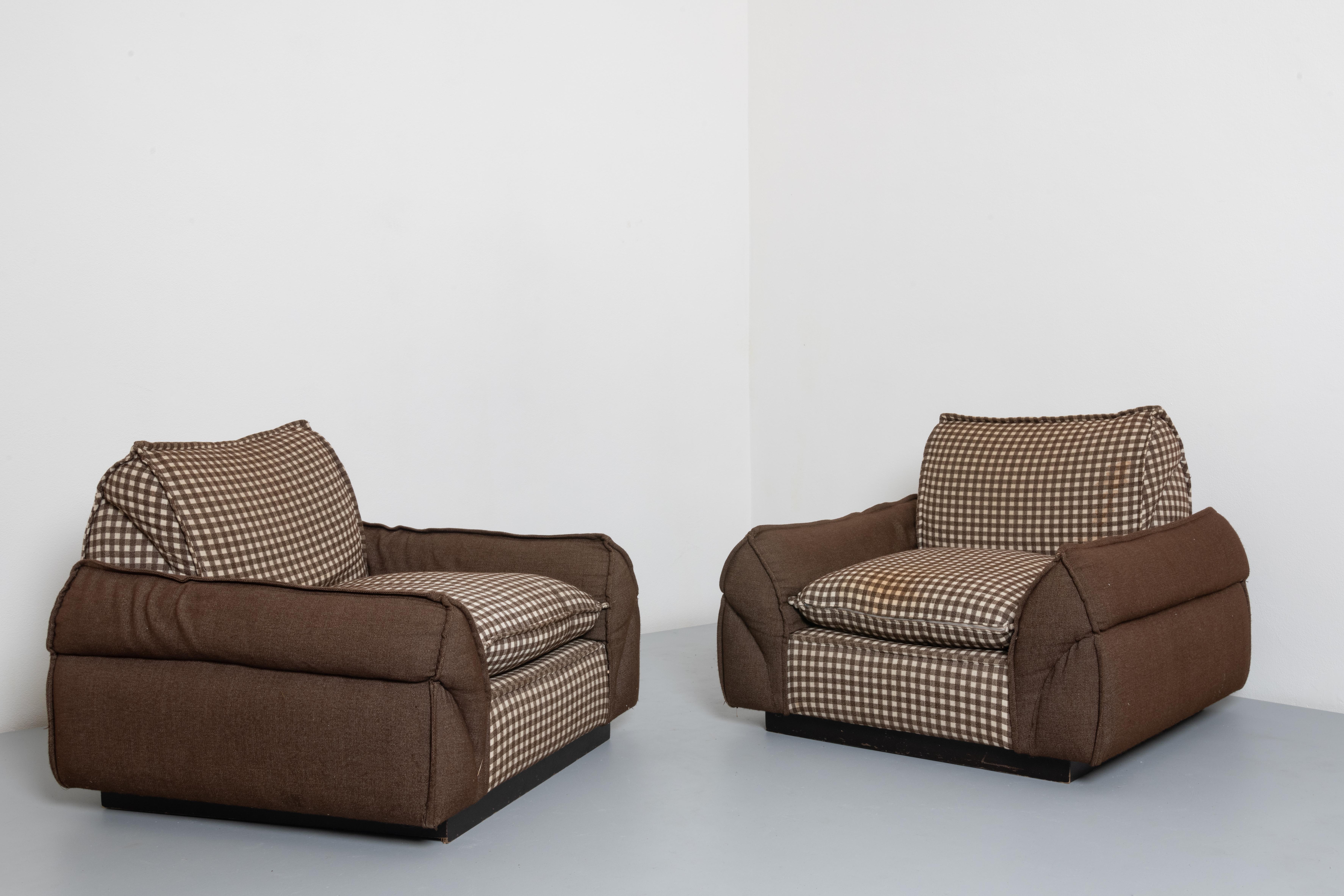 Italienisch Bulky Paar Lounge-Stühle in Stoff.
Diese beiden Sessel können in einem modernen Wohnzimmer eingesetzt werden und bieten Komfort und einen Hauch von Stil. Sie sind bequeme und robuste Sessel mit einer starken Persönlichkeit. Die