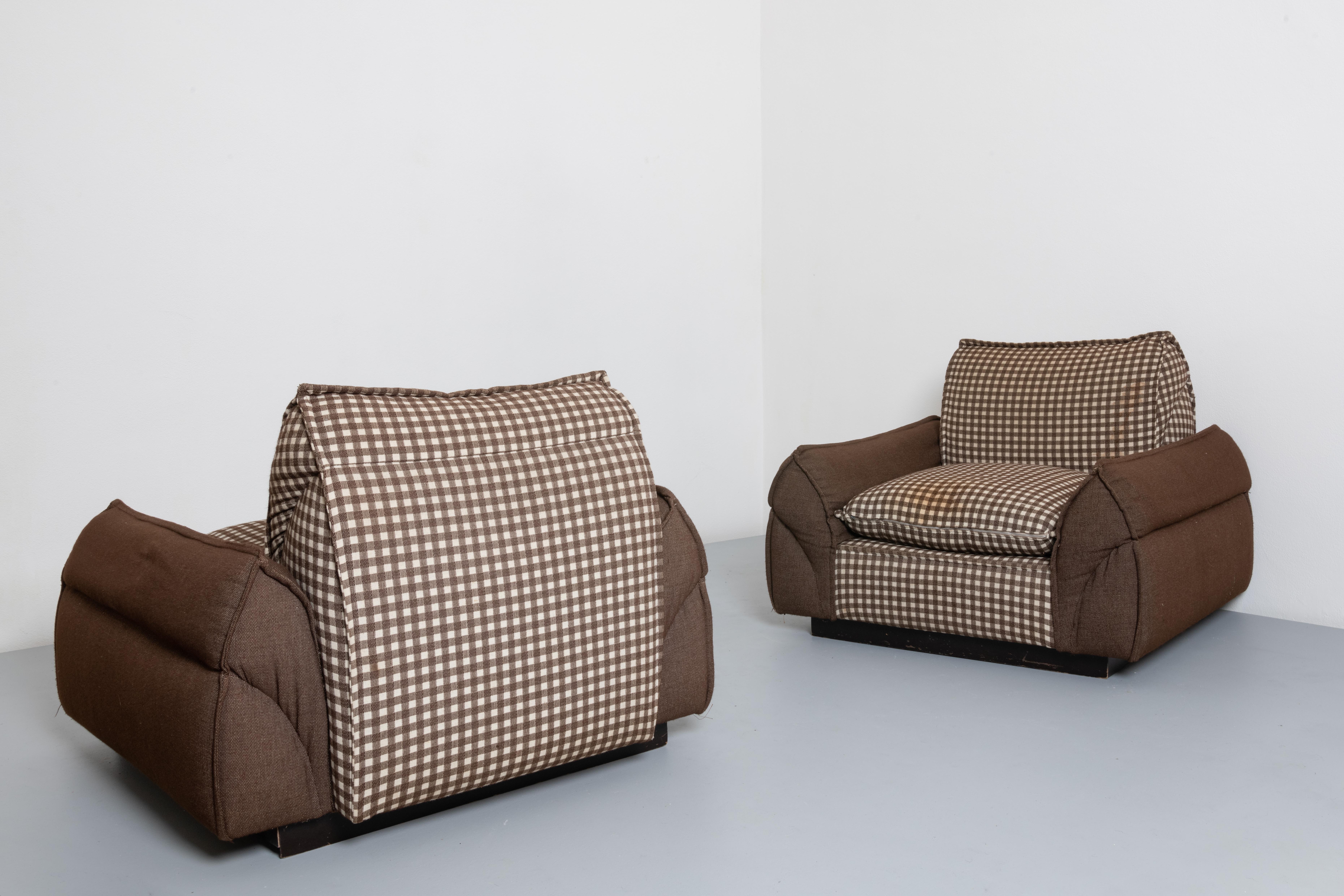 Italian Bulky Pair of Lounge Armchairs in fabric In Good Condition For Sale In London, GB