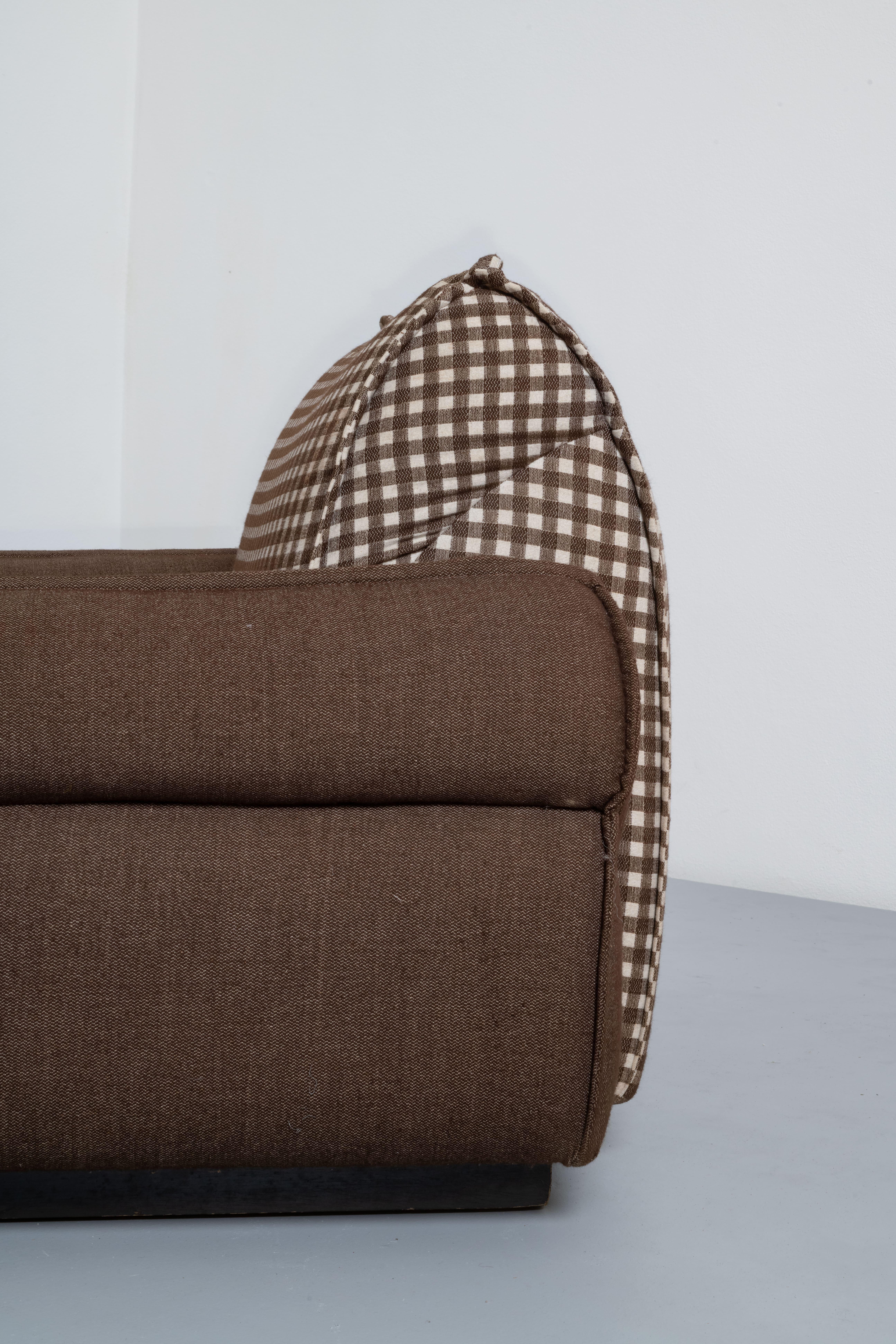 Fin du 20e siècle Paire de fauteuils de salon volumineux en tissu italien en vente