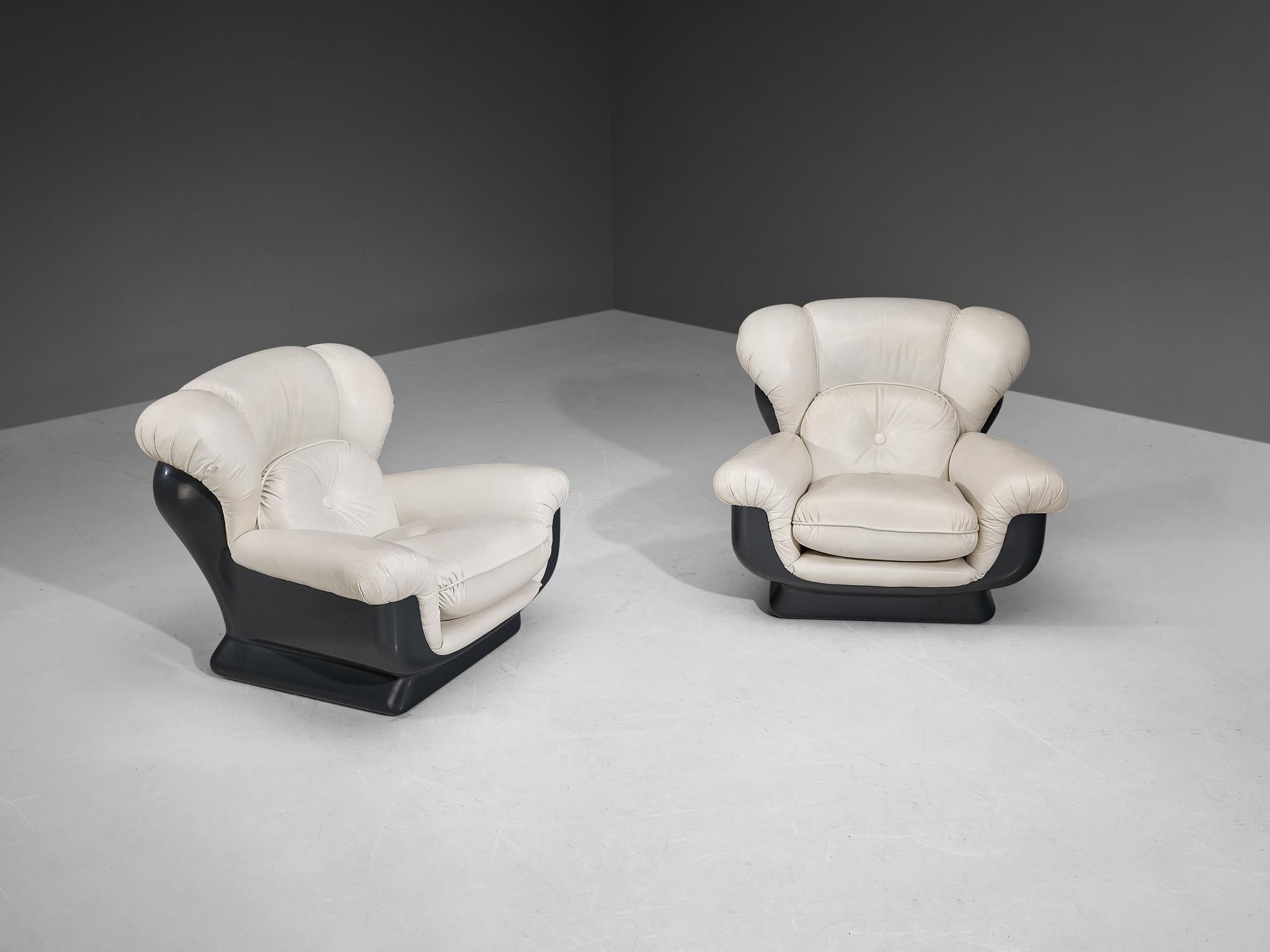 Late 20th Century Italian Bulky Pair of Lounge Chairs in Fiberglass and Leatherette For Sale