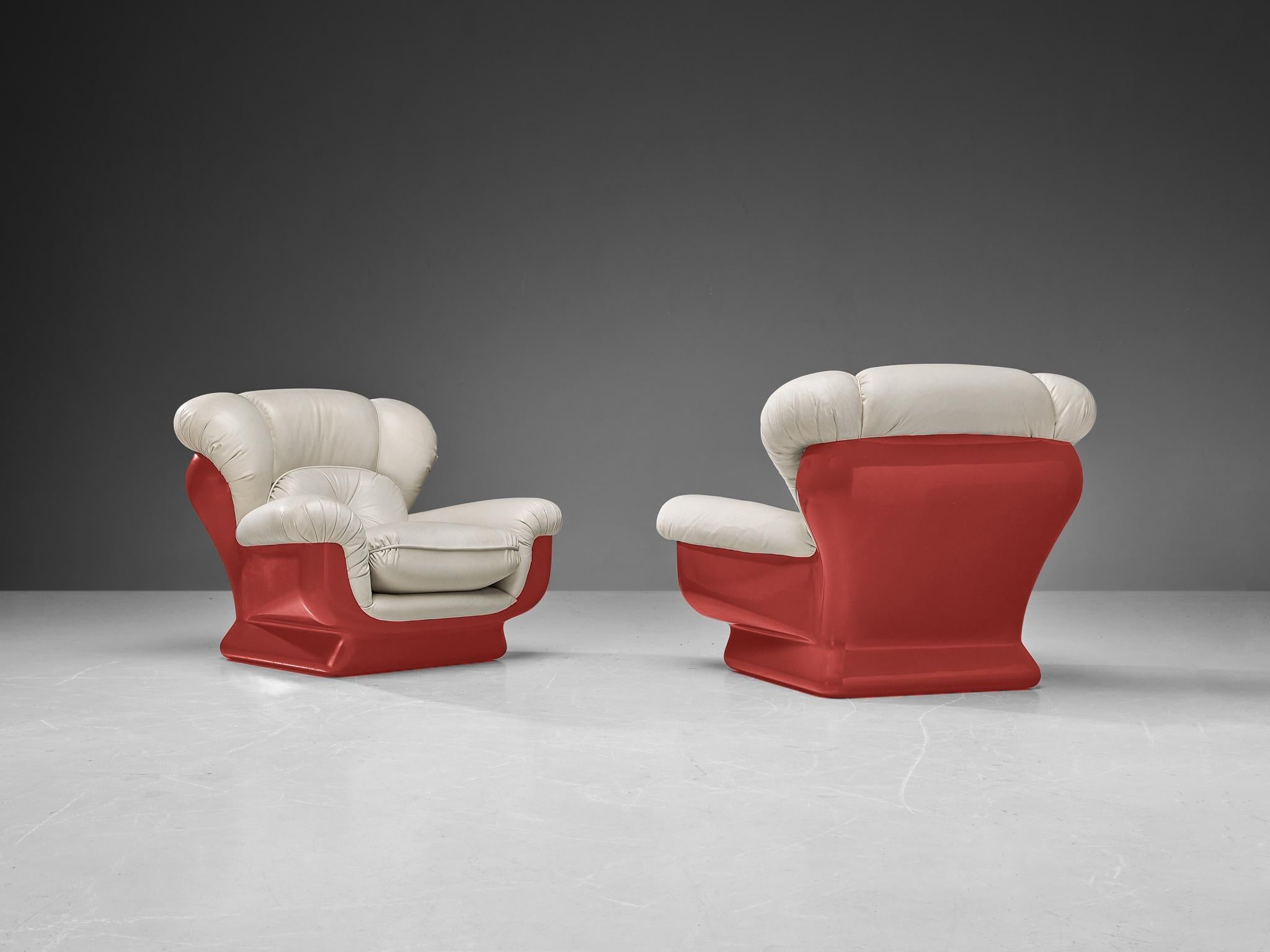 Italian Bulky Pair of Lounge Chairs in Red Fiberglass and Leatherette In Good Condition For Sale In Waalwijk, NL