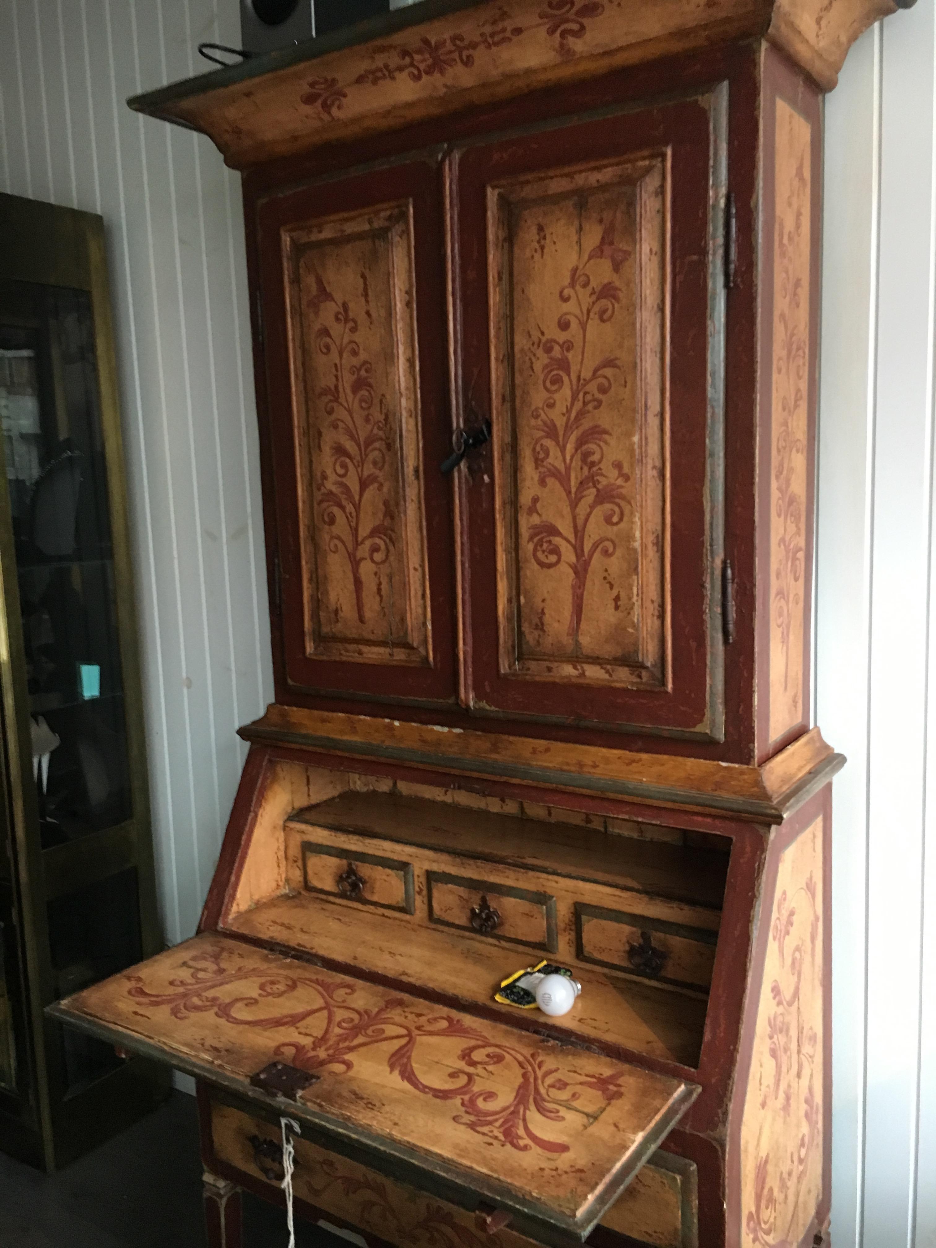Bibliothèque-bureau italienne, deux portes sur un bureau à façade inclinée.