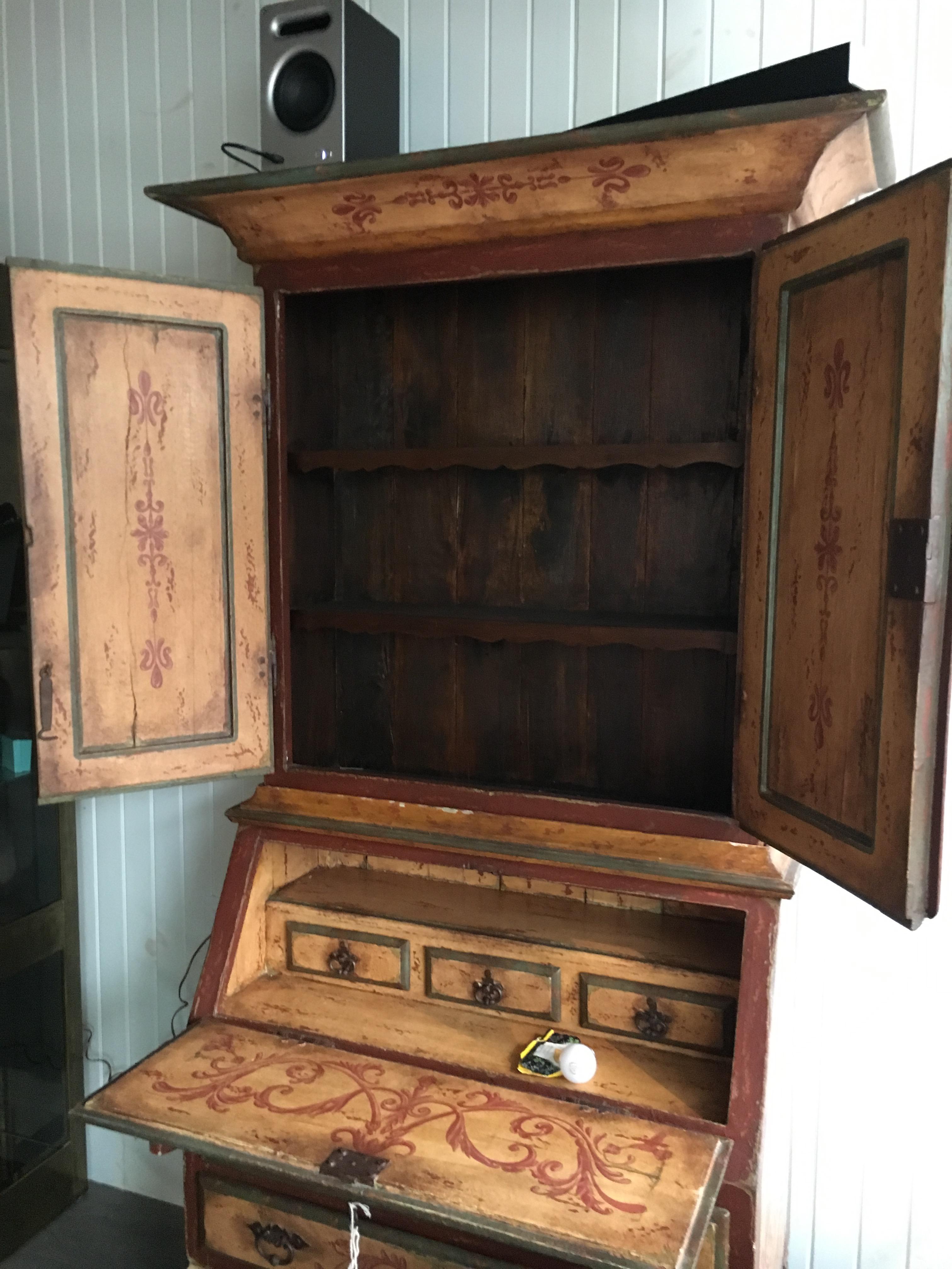 Bibliothèque de bureau italienne ajustée à deux portes sur une façade à baldaquin Excellent état - En vente à Buchanan, MI
