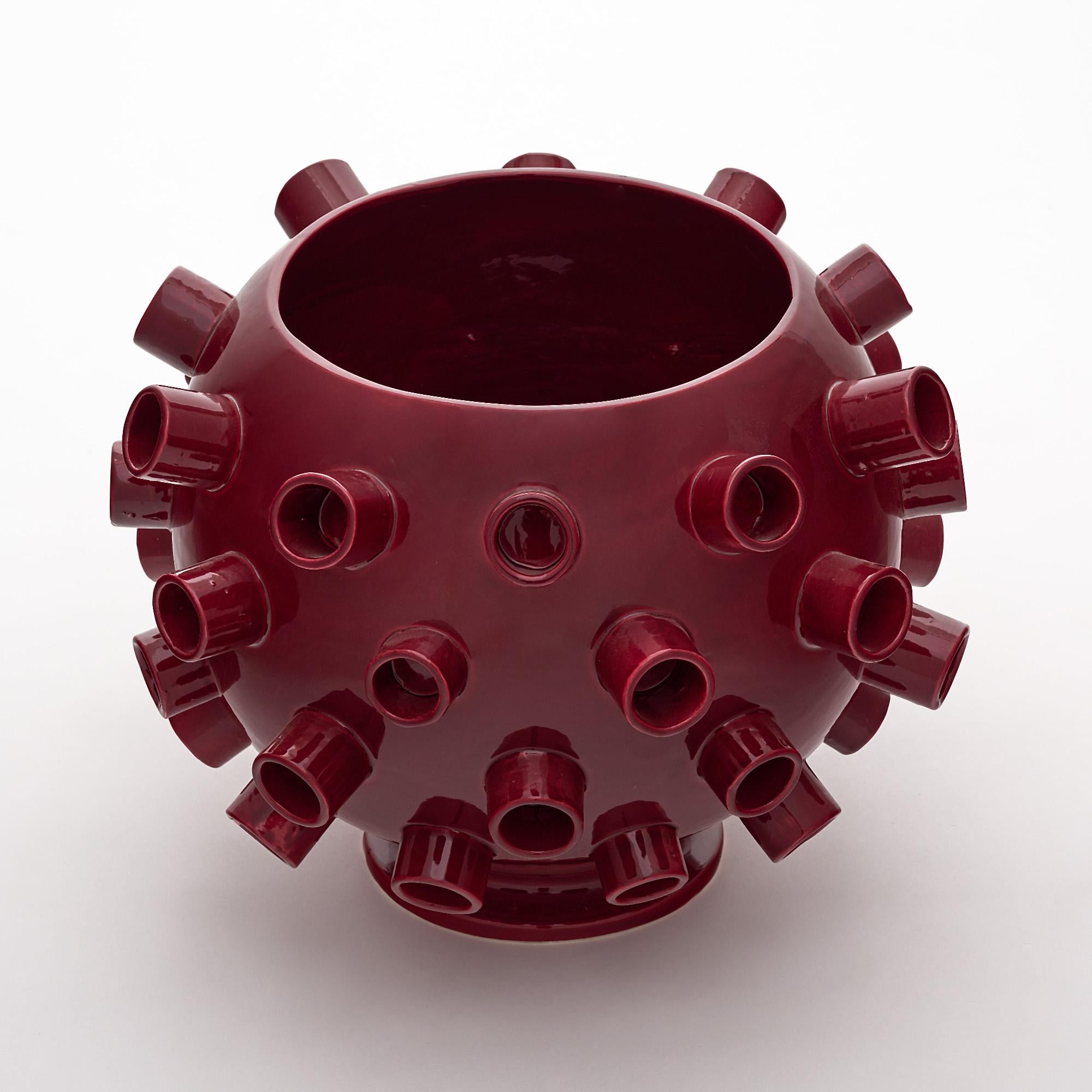 Einzelne Vase; im Stil des Brutalismus; aus Verona; Italien. Aus Keramik mit bordeauxfarbener, glänzender Glasur. Signiert MC für den Künstler M. Costa.
