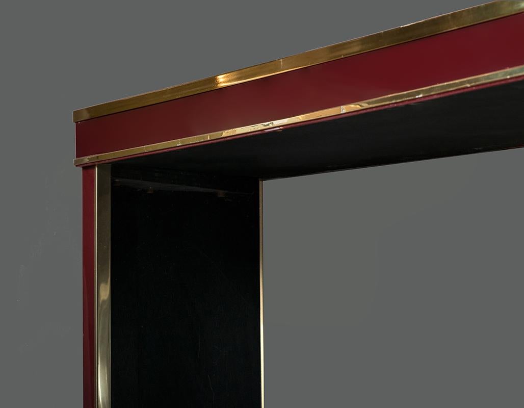 Italian Burgundy Lacquer and Brass Console Table with Matching Mirror, 1980s In Fair Condition In Florence, IT