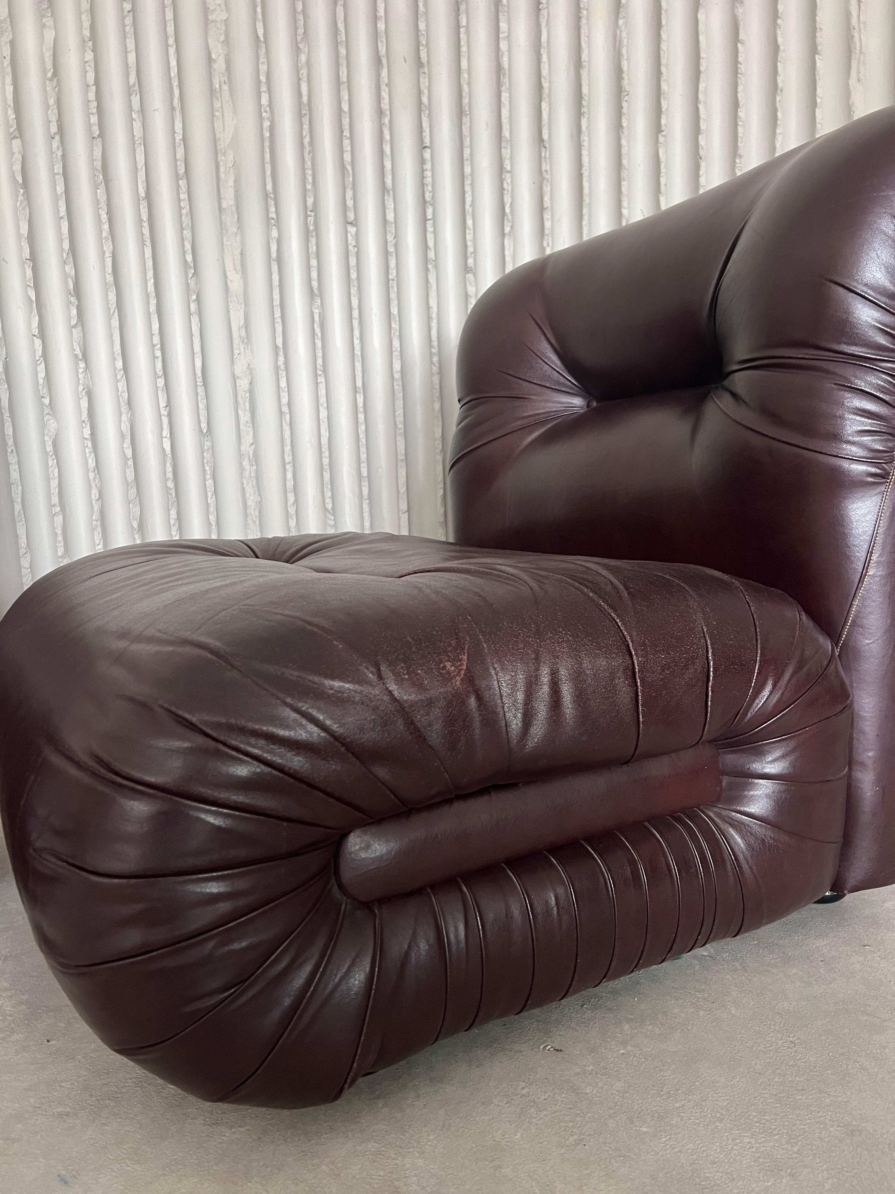 Stunning set of vintage Italian lounge chairs, in their orignal rich burgundy leather. These pieces offer a masterful blend of 1970s design and contemporary comfort, with their sculptural forms and generously padded seats.

Crafted in Italy, each