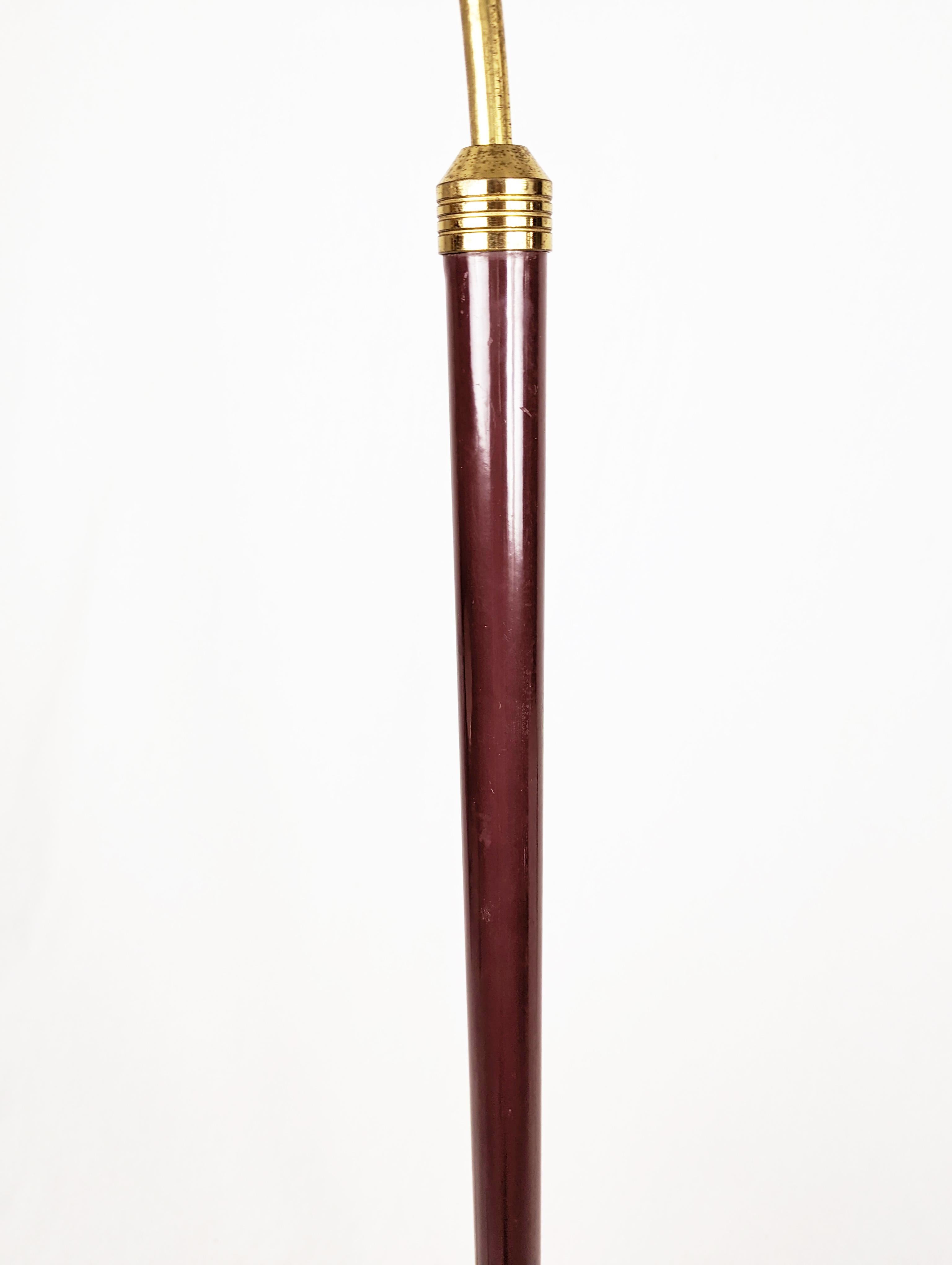 Italienische Stehlampe aus burgunderrotem Metall und Messing aus den 1940er Jahren im Angebot 3