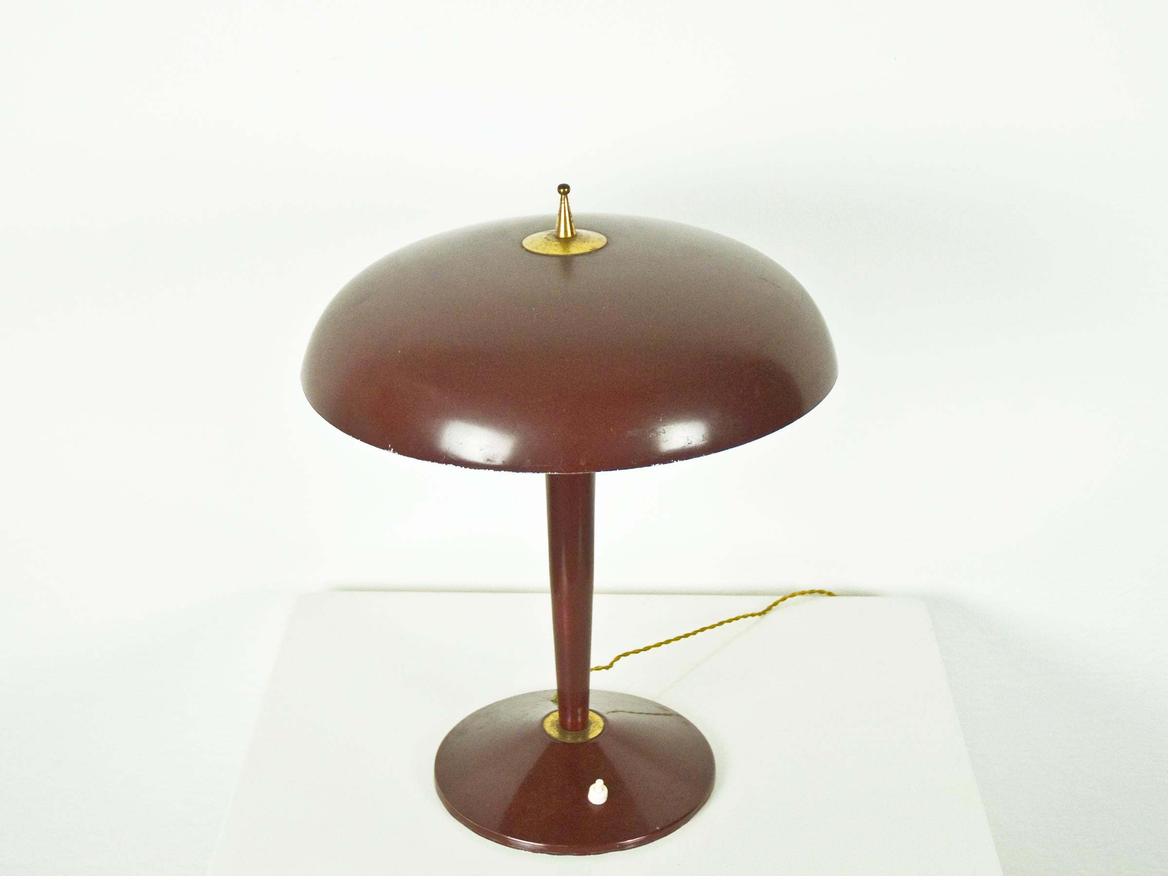 Mid-Century Modern Lampe de table italienne en métal bourgogne et laiton des années 1950 en vente