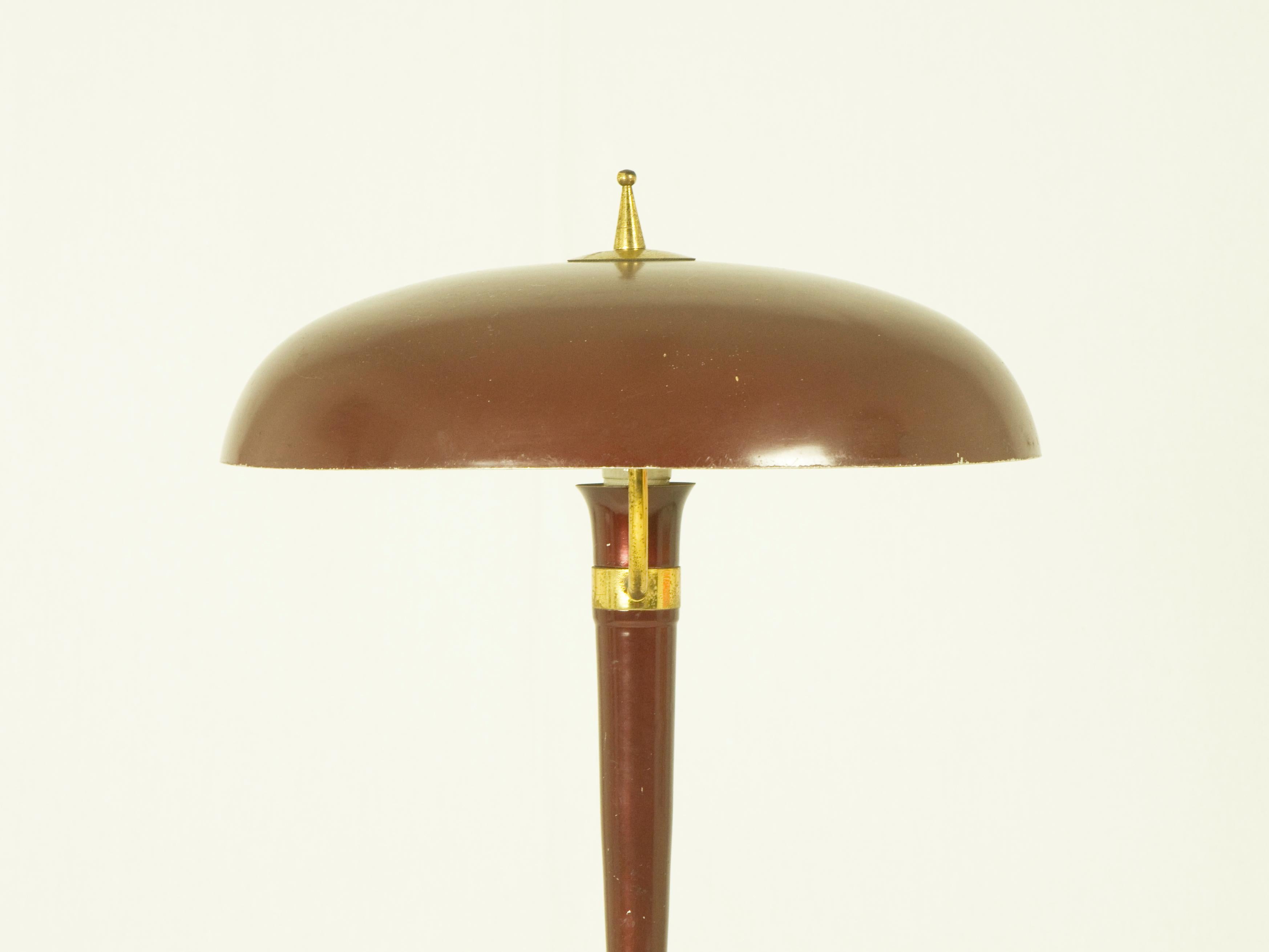 Moulage Lampe de table italienne en métal bourgogne et laiton des années 1950 en vente