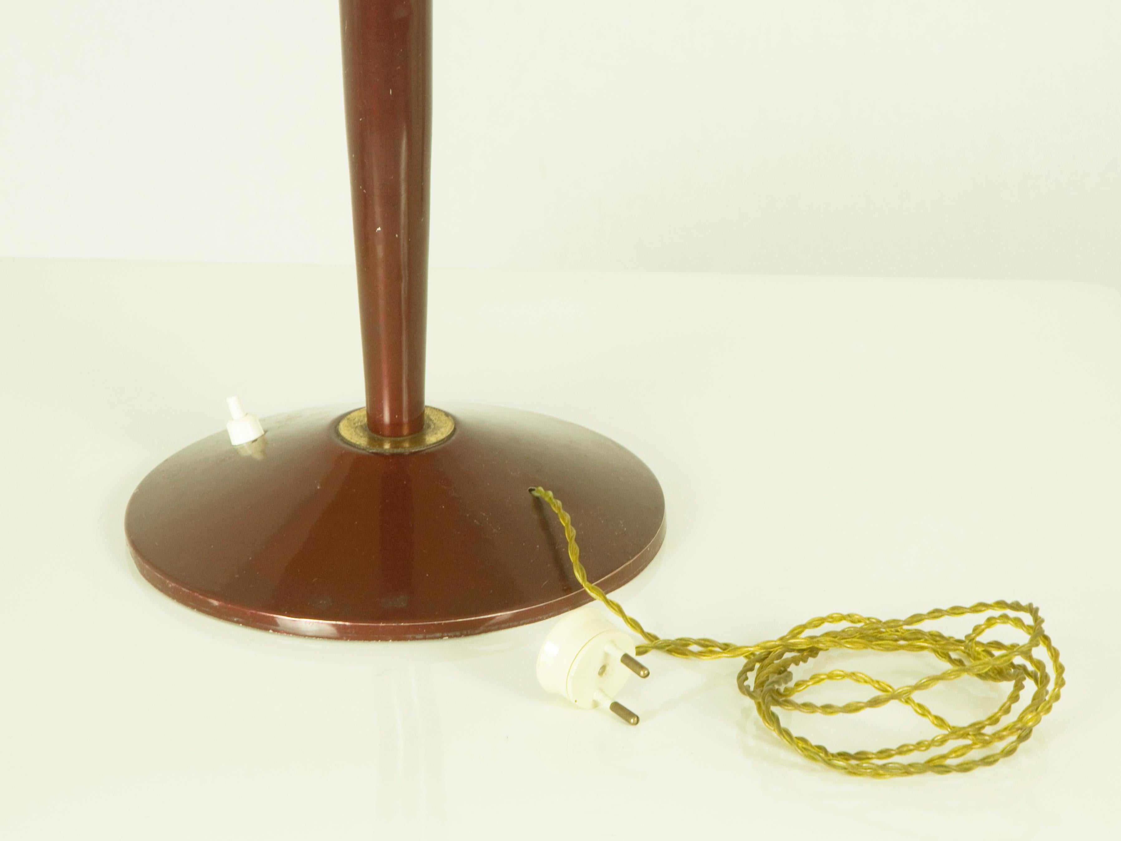 Italian Burgundy Metal & Brass 1950s Table Lamp In Good Condition For Sale In Varese, Lombardia