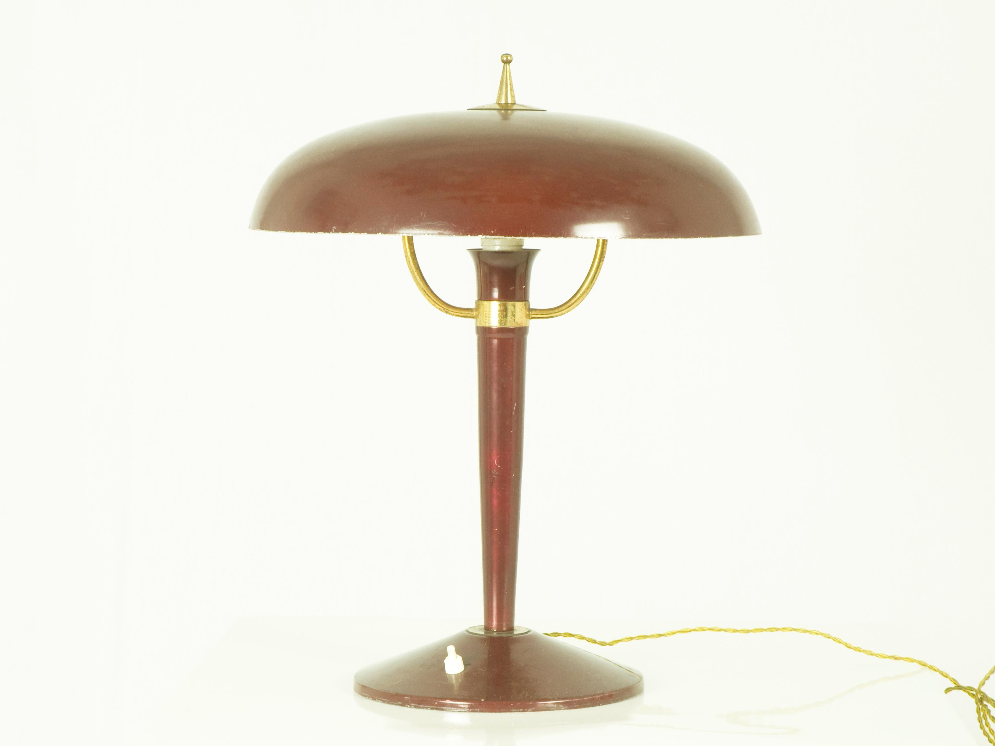 Milieu du XXe siècle Lampe de table italienne en métal bourgogne et laiton des années 1950 en vente