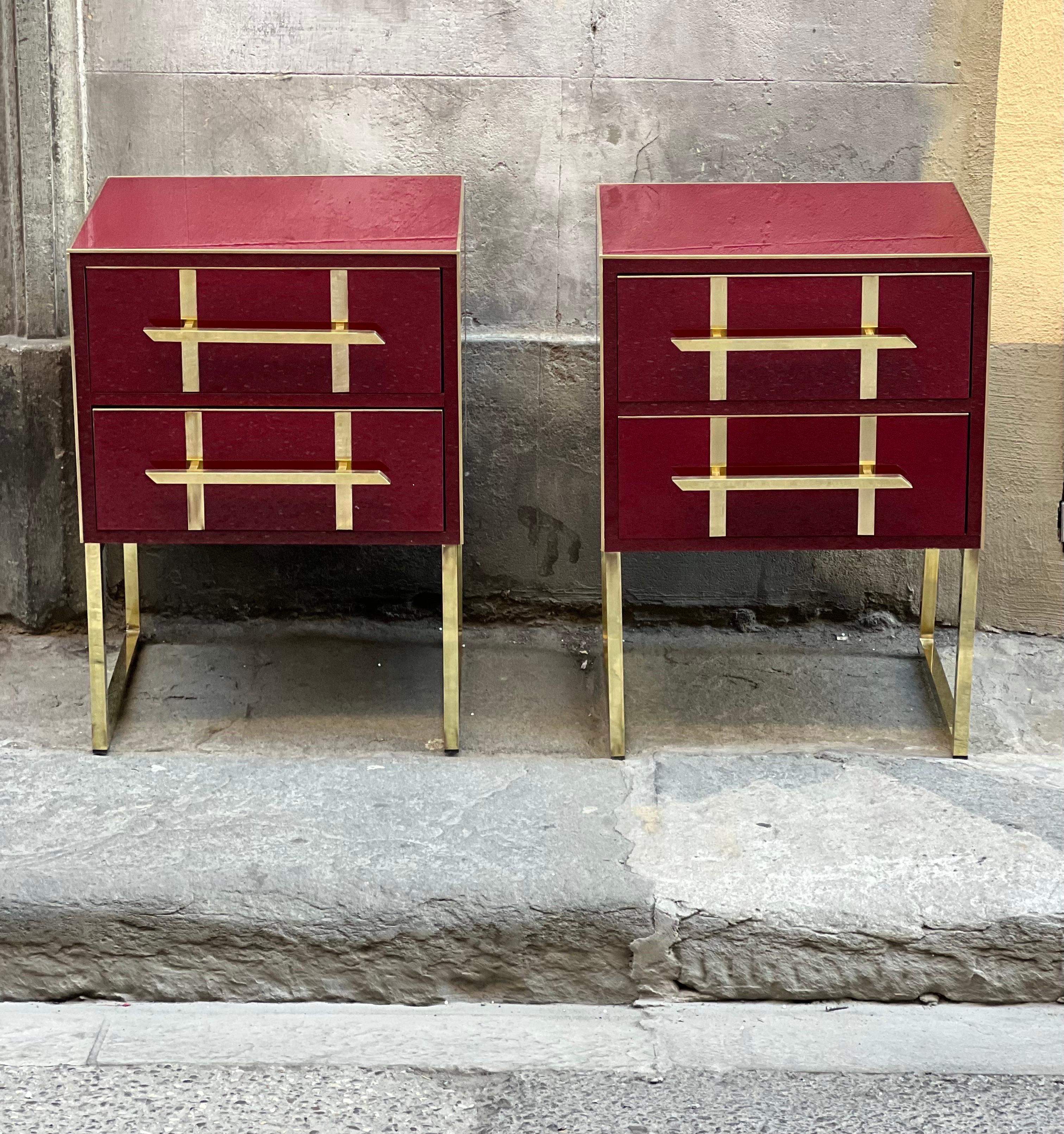 Italienische Nachttische aus burgunderrotem Opalglas, Messinggriffe und Intarsien, 1980 im Zustand „Hervorragend“ im Angebot in Florence, IT
