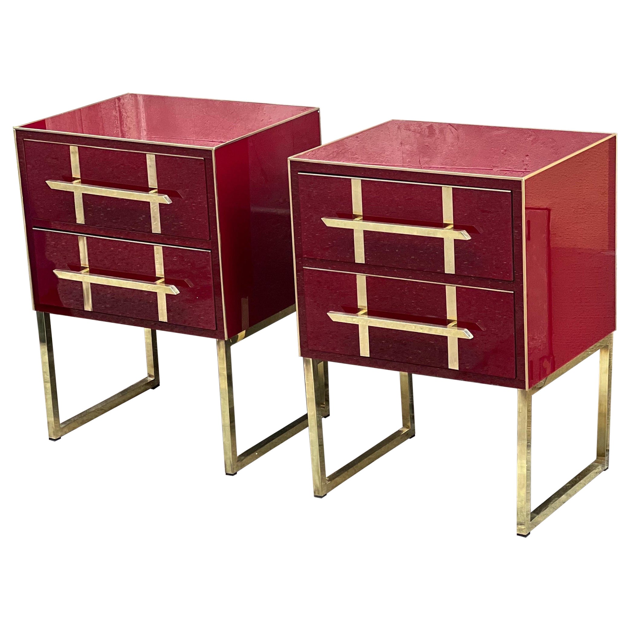 Comodini italiani in vetro opalino bordeaux, maniglie e intarsi in ottone, 1980