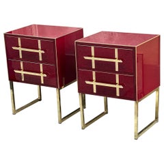 Comodini italiani in vetro opalino bordeaux, maniglie e intarsi in ottone, 1980