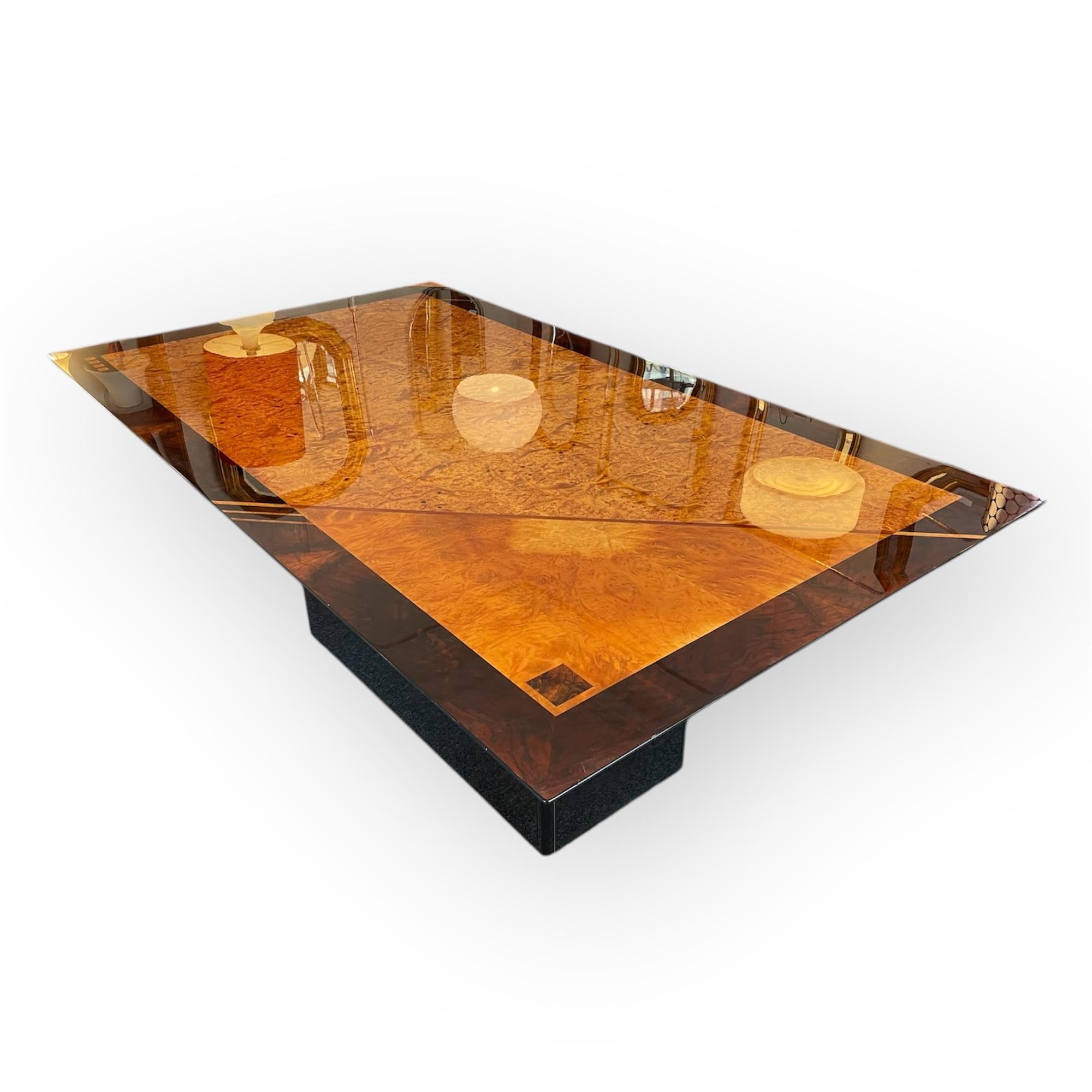 Luxuriöser Mid-Century-Esstisch aus einer Kombination von Nussbaum-, Oliven- und Kirschbaumwurzelholz, das unter einem dicken glasartigen Lack, der dem Ganzen ein spiegelndes, poliertes Aussehen verleiht, zu Segmenten und geometrischen Formen