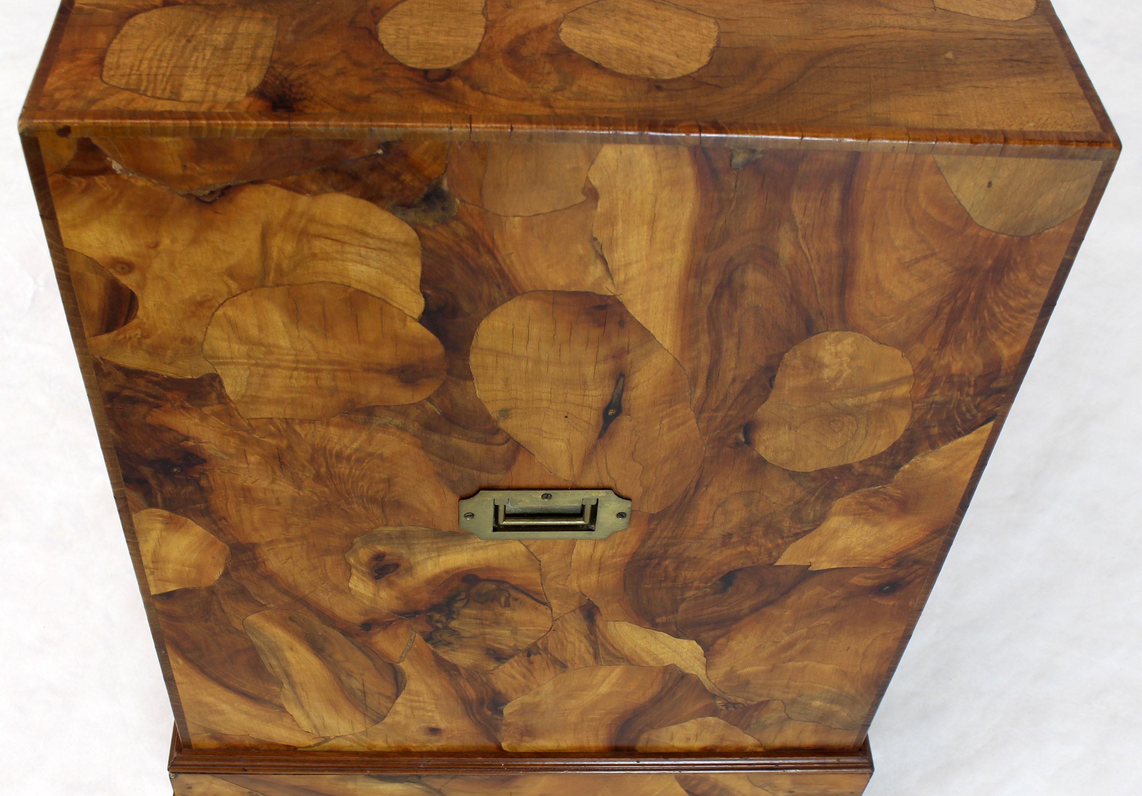 Italian Burl Olive Wood Patch Parquetry Three-Drawer Bachelor Chest In Excellent Condition In Rockaway, NJ