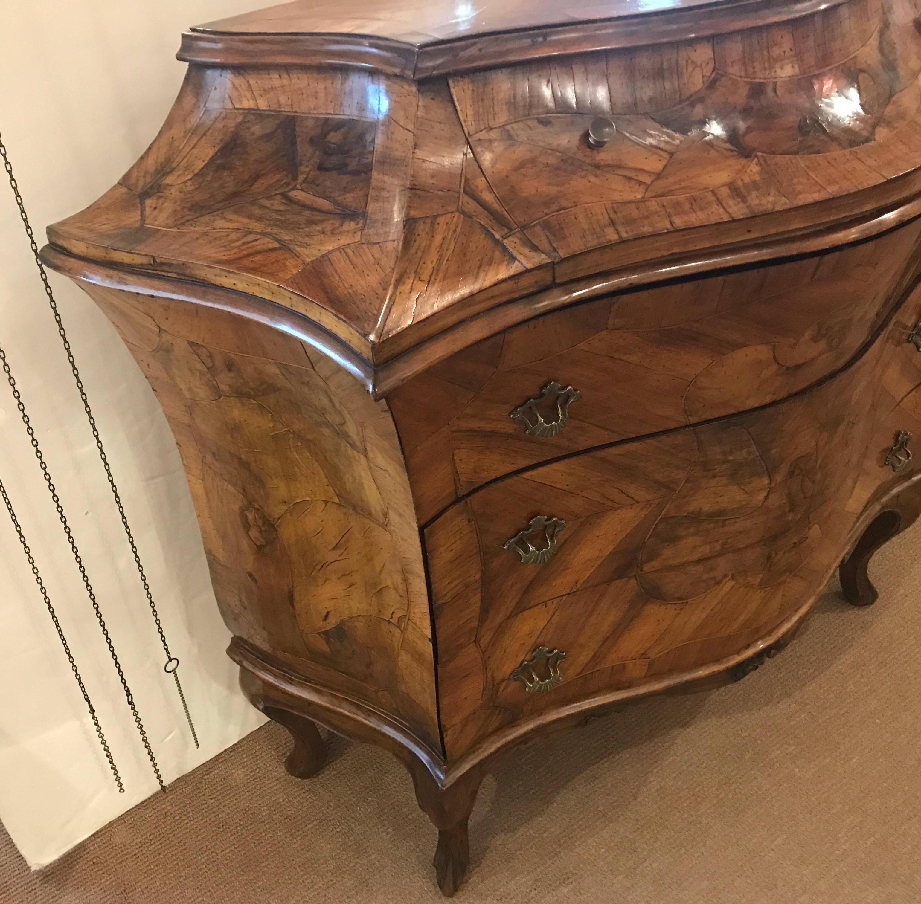 Italian Burl Walnut Bombe Commode In Excellent Condition In Lambertville, NJ