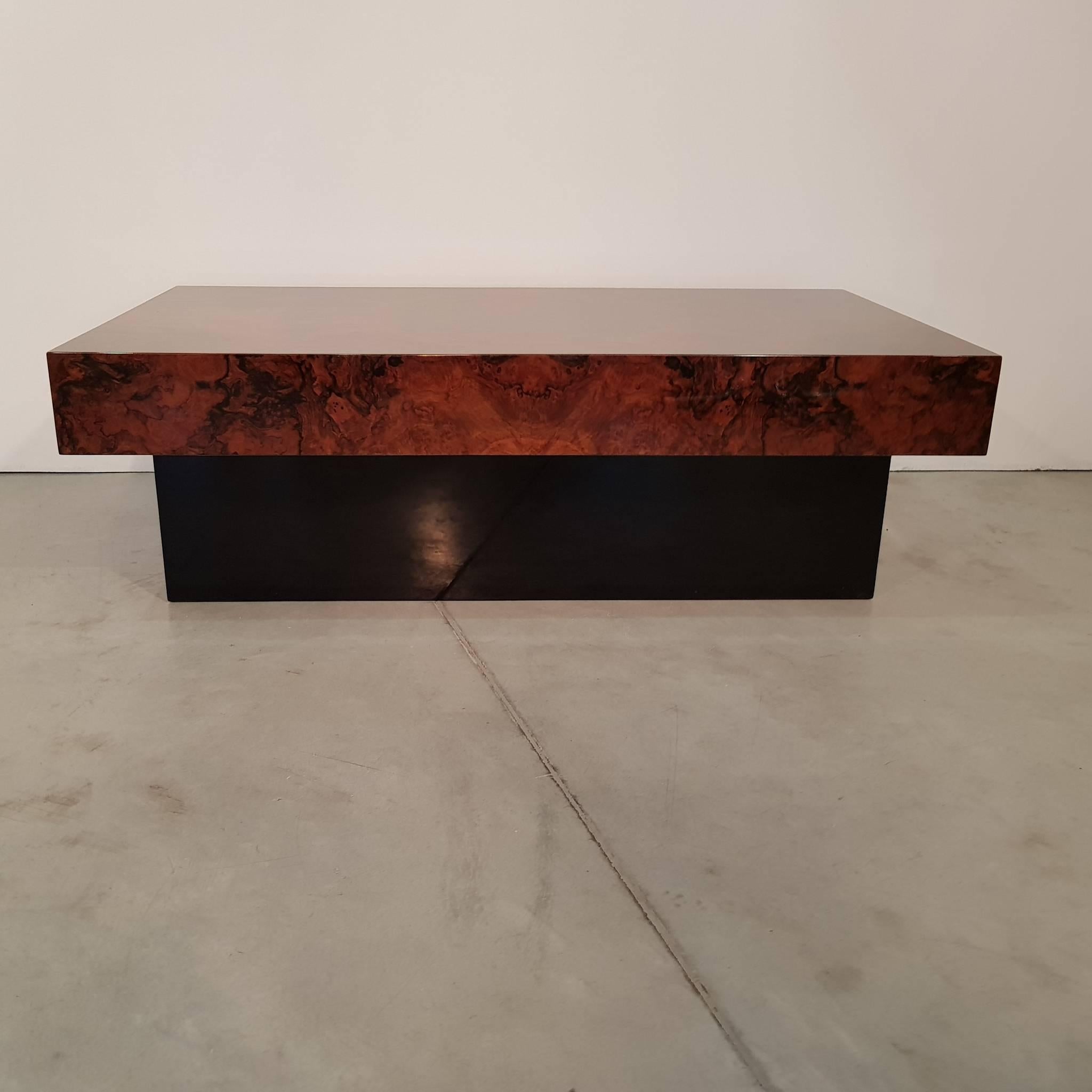 Wonderful ice-float shape coffee table with lacquered burl walnut and black painted veneer.
1970s, Italy, in style of Willy Rizzo.