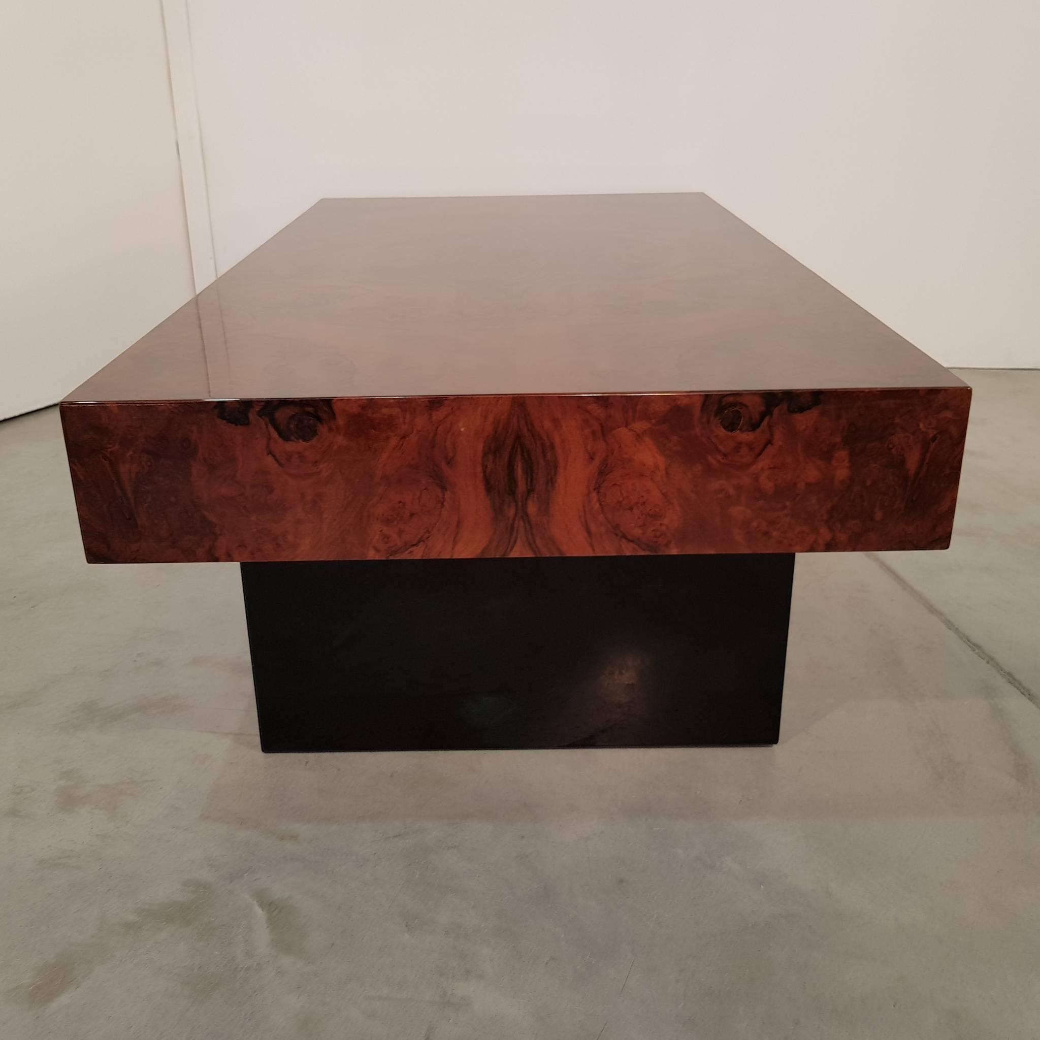 Late 20th Century Italian Burl Walnut Mid-Century Modern Coffee Table in Style of Willy Rizzo For Sale
