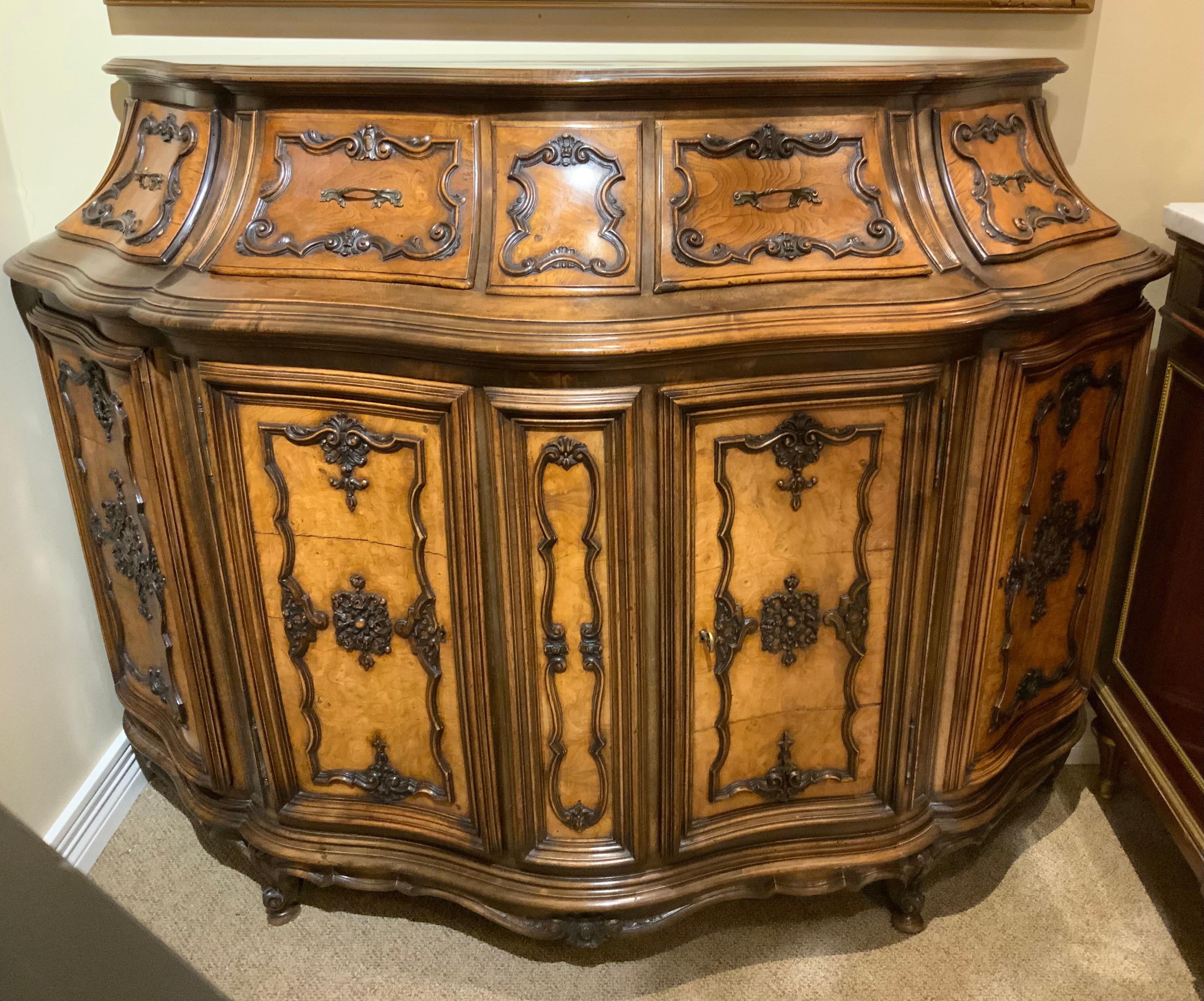 20th Century Italian Burl walnut Serpentine shaped cabinet For Sale