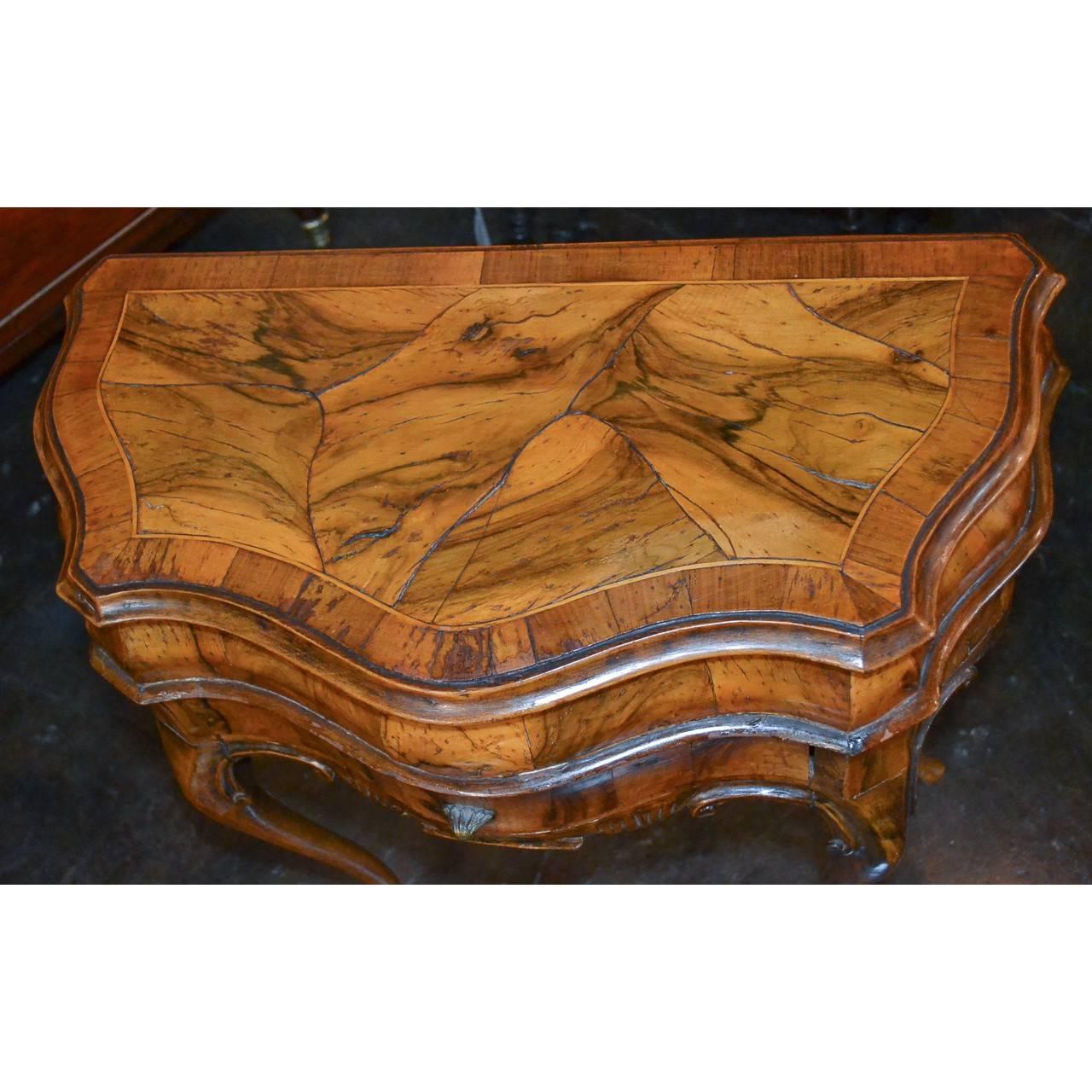 Early 20th century Italian burl walnut serpentine-shaped side table or commode with a single drawer. The top lifts to reveal an open compartment. The whole on very graceful and sleek cabriole legs,

circa 1920.