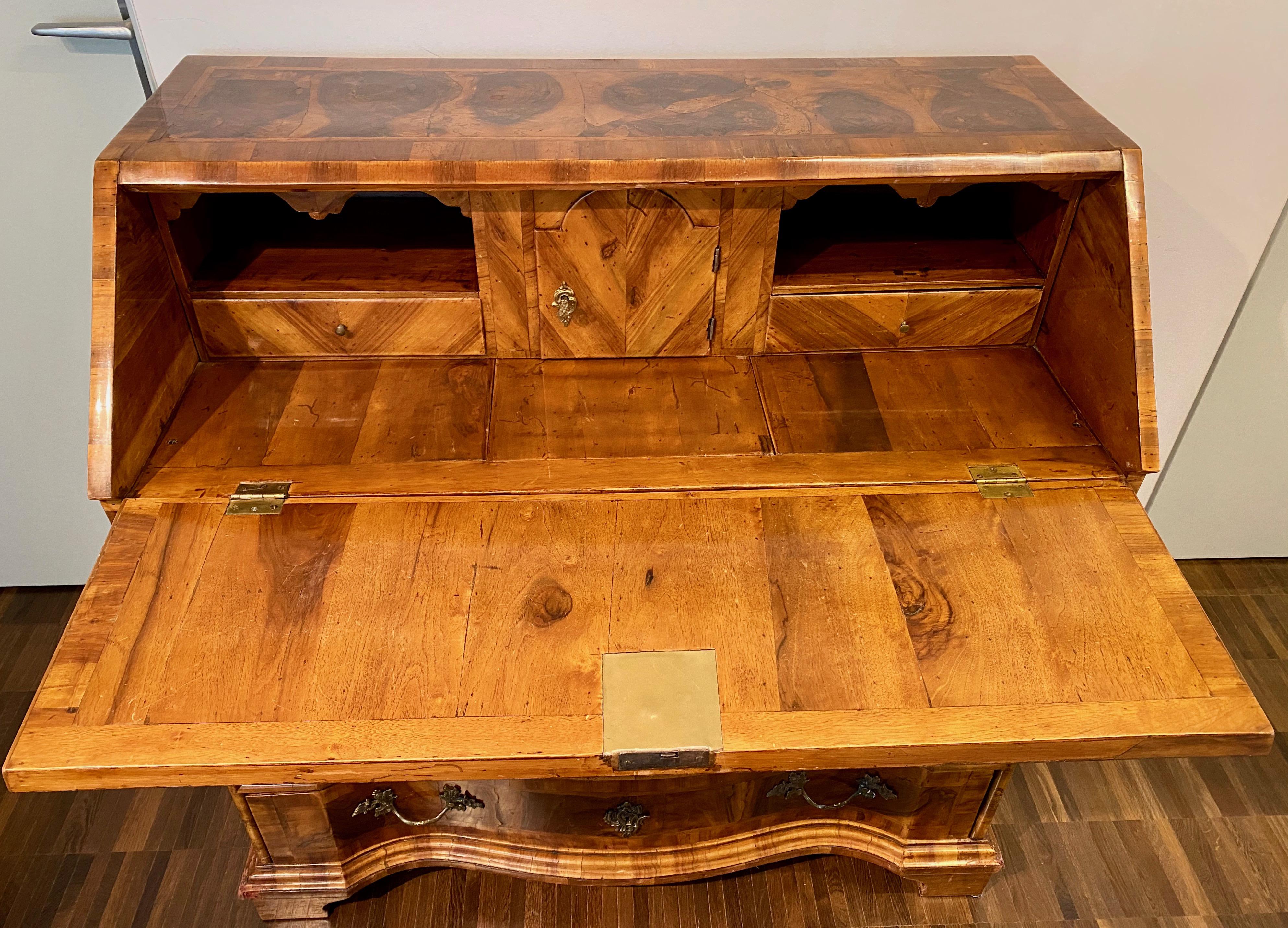 Italienischer venezianischer Rokoko-Schreibtisch aus Wurzelholz und Walnussholz mit schräger Front, 18. Jahrhundert im Angebot 1