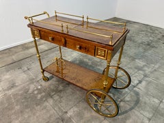 Carrito de bar italiano de madera de nudo y latón, década de 1950