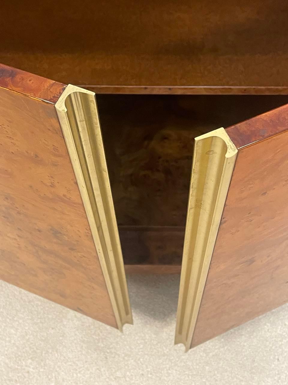 Armoire italienne en ronce de bois et marbre des années 1970 5