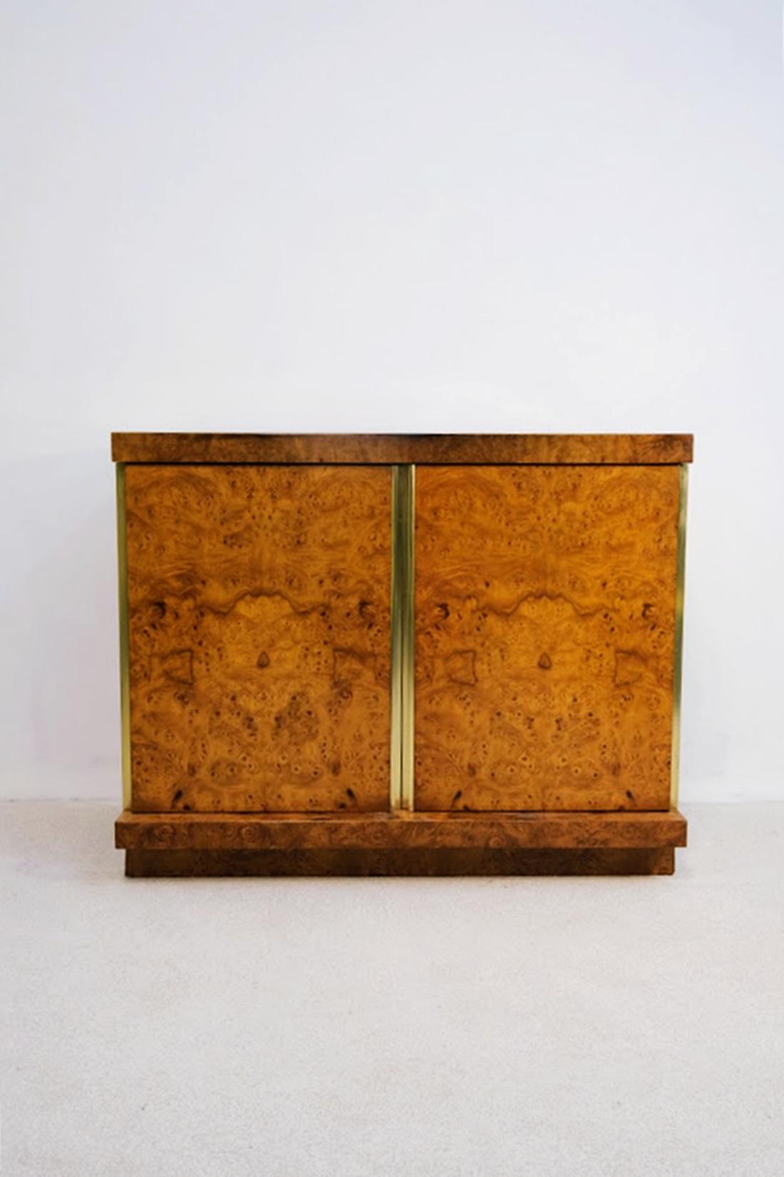 Découvrez cette superbe armoire italienne vintage fabriquée à Padua vers 1970 dans le style de Willy Rizzo ! L'élégante combinaison de placage de bois de ronce, de marbre et de laiton dégage une sophistication intemporelle.

Dimensions :

Largeur :