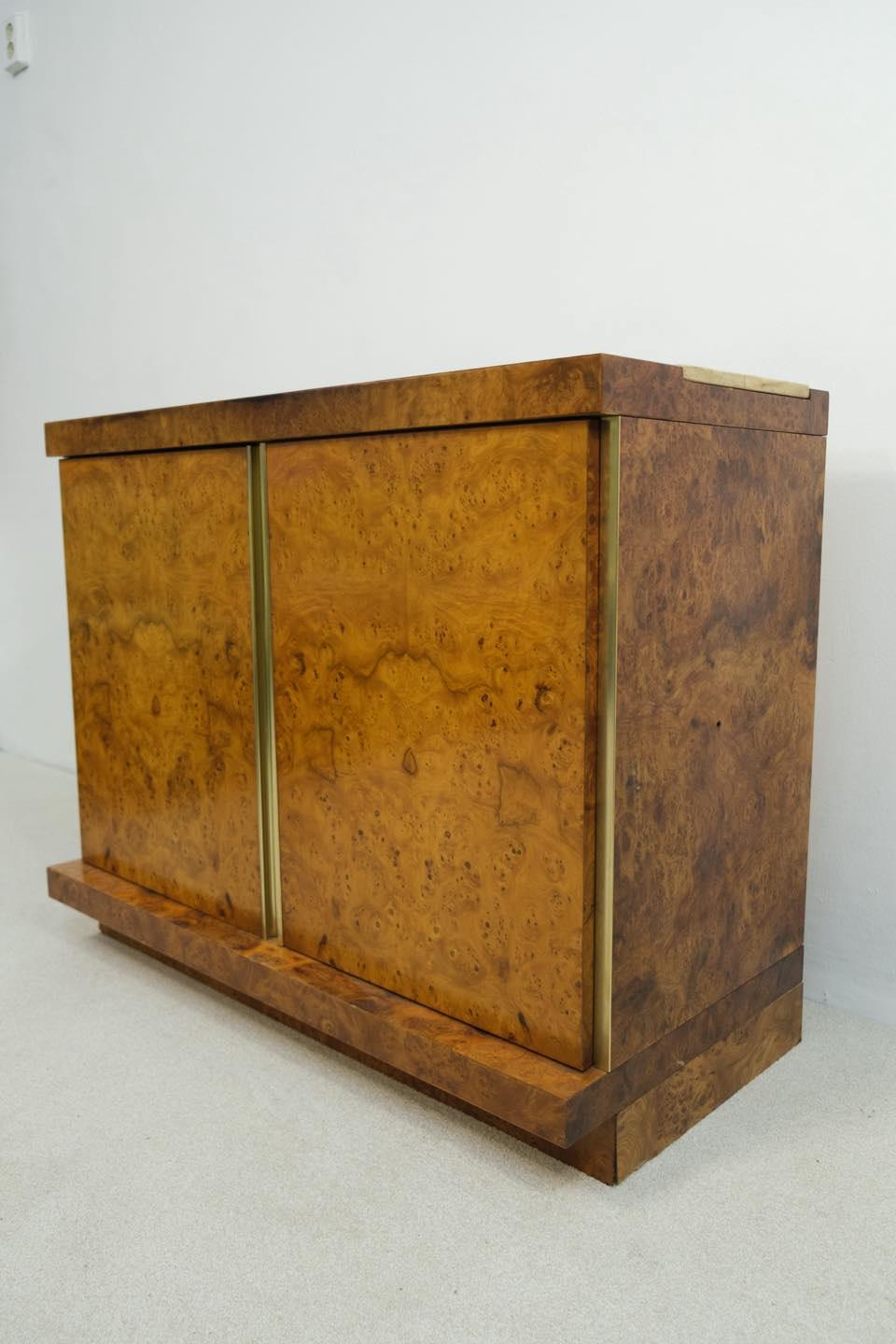 Mid-Century Modern Armoire italienne en ronce de bois et marbre des années 1970