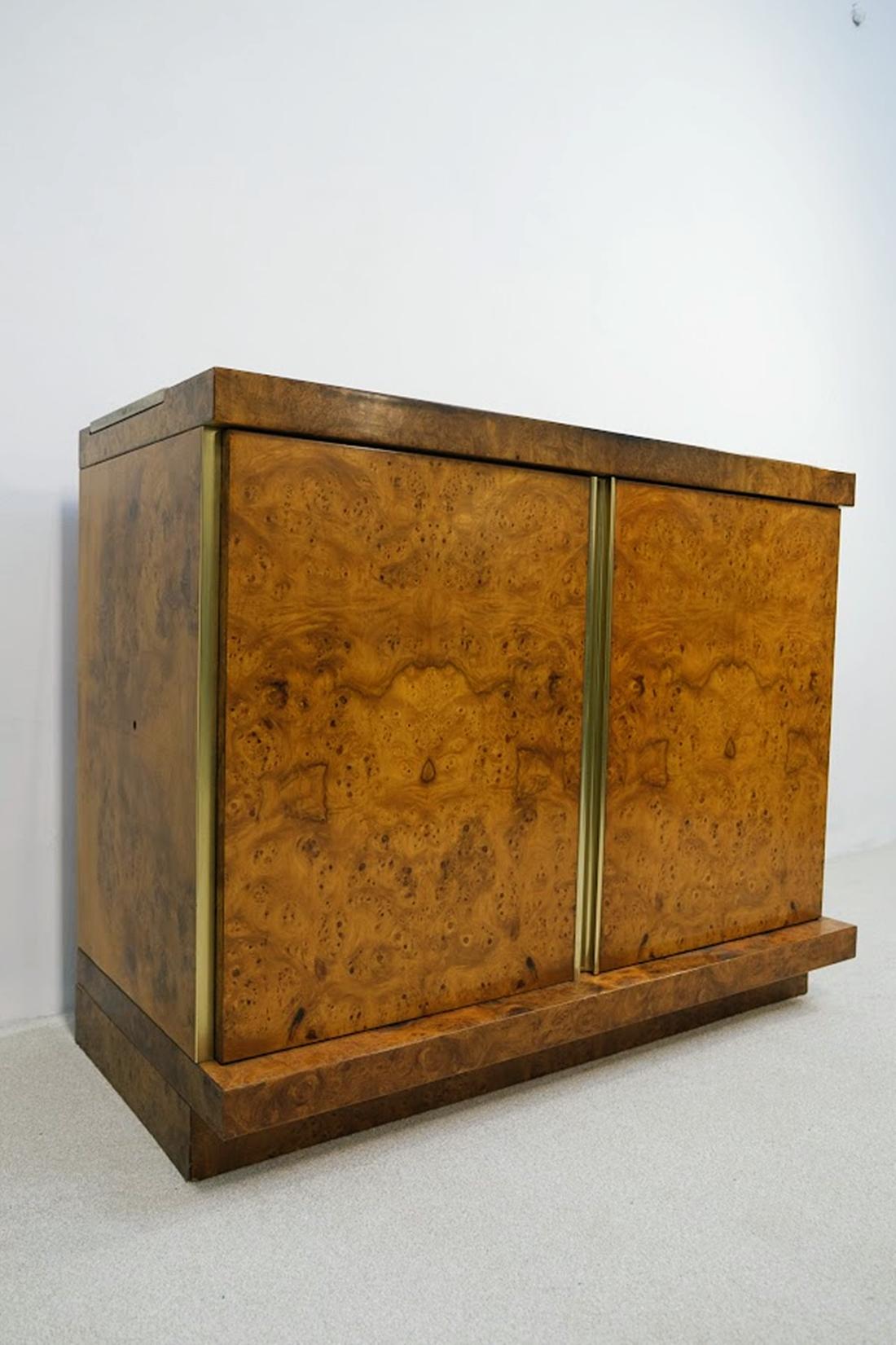 Armoire italienne en ronce de bois et marbre des années 1970 Bon état à Debrecen, HU