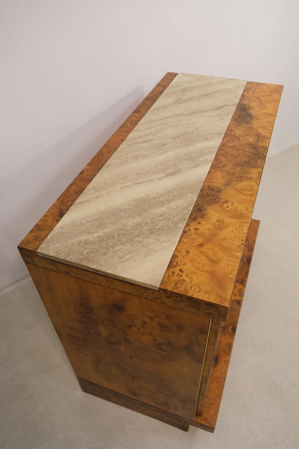 Laiton Armoire italienne en ronce de bois et marbre des années 1970