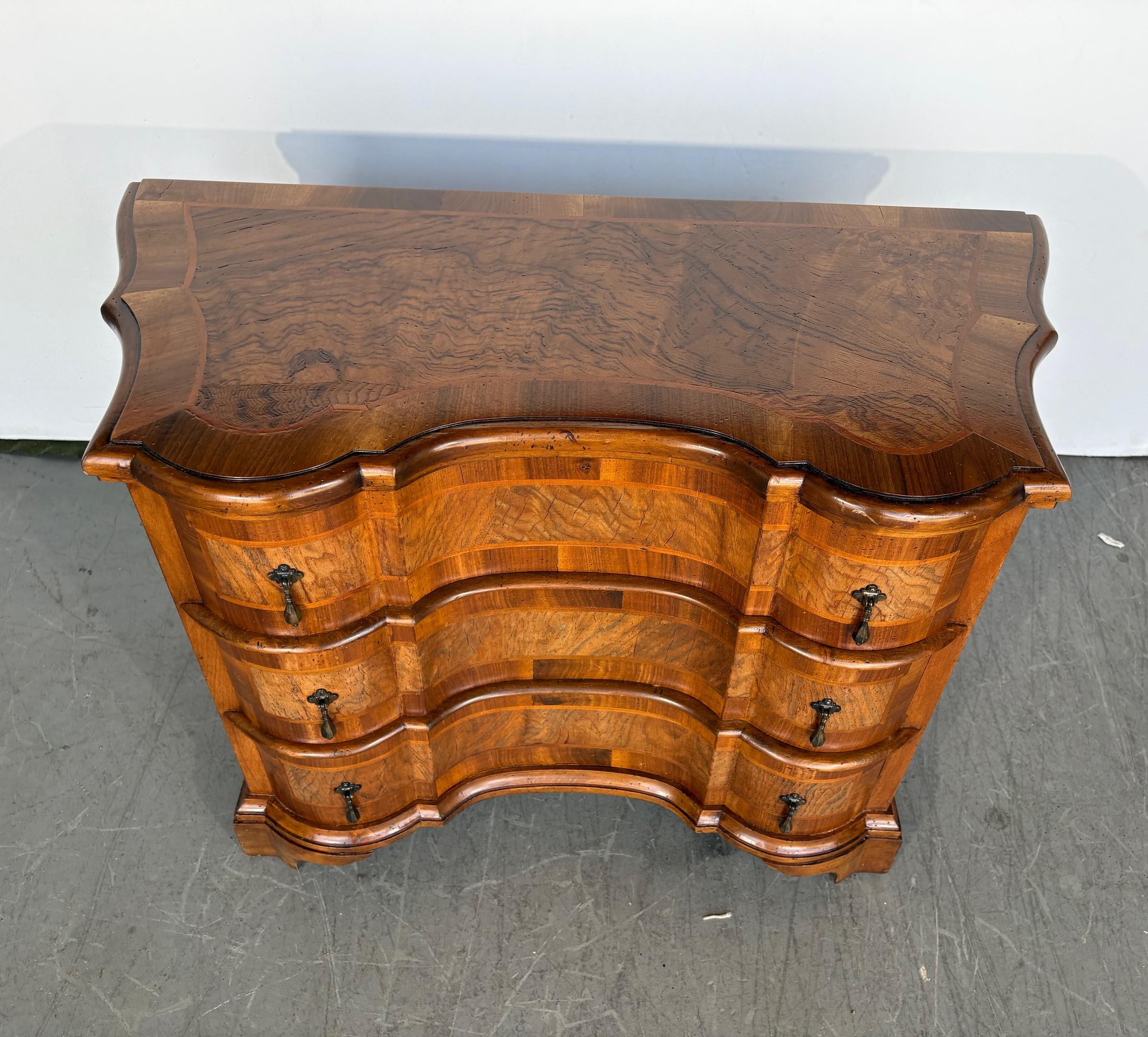 Italian Burl Wood Commode (Italienisch) im Angebot