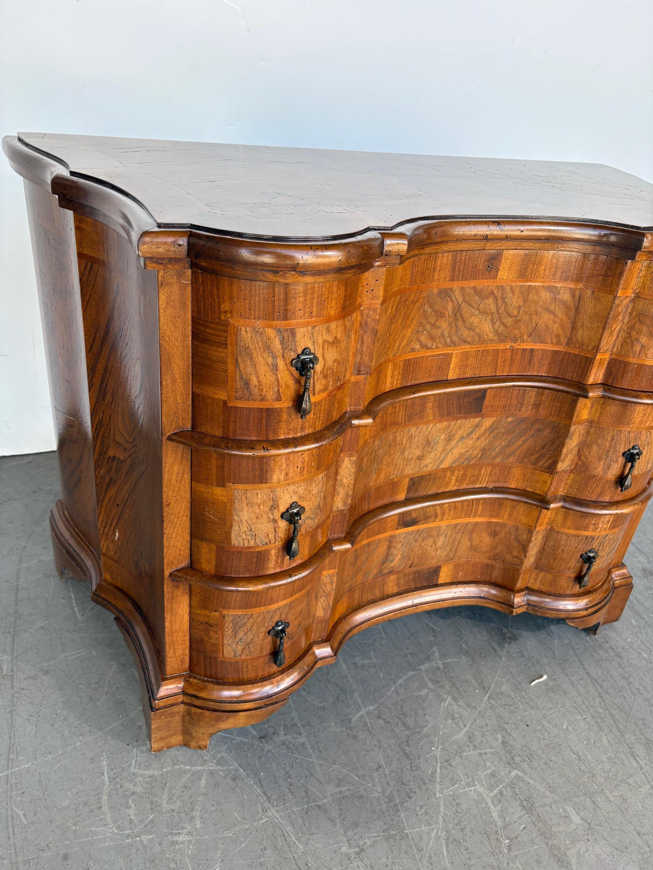 Italian Burl Wood Commode im Zustand „Gut“ im Angebot in Pomona, CA
