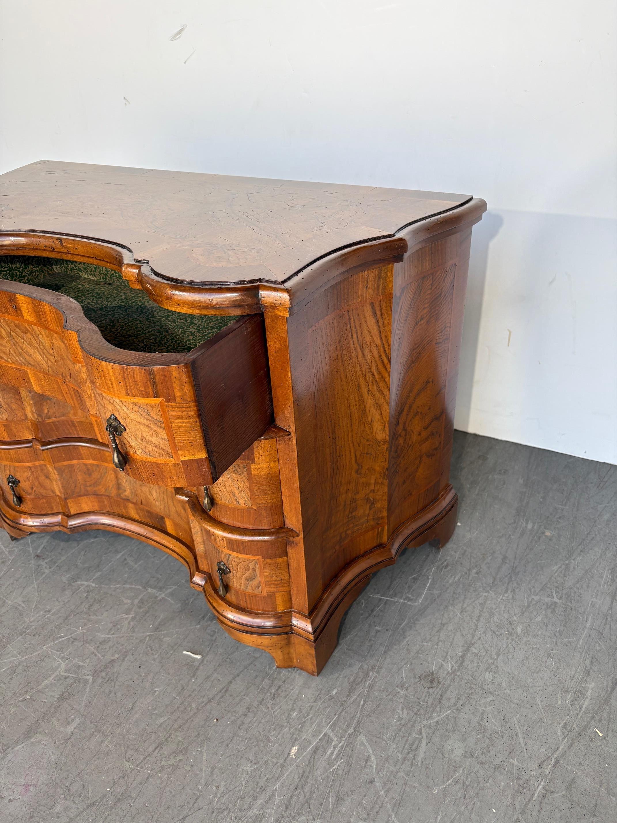 Italian Burl Wood Commode (Mitte des 20. Jahrhunderts) im Angebot
