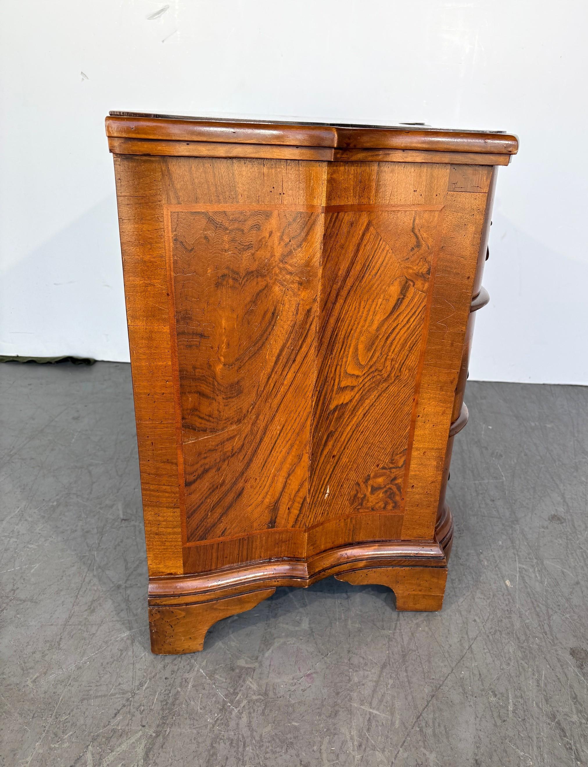 Italian Burl Wood Commode (Holz) im Angebot