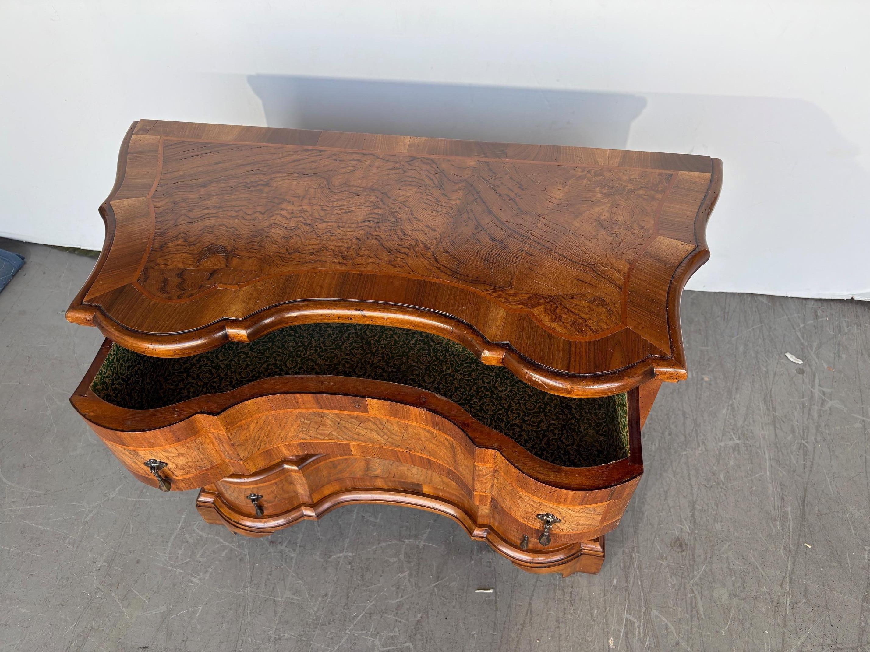 Italian Burl Wood Commode im Angebot 1