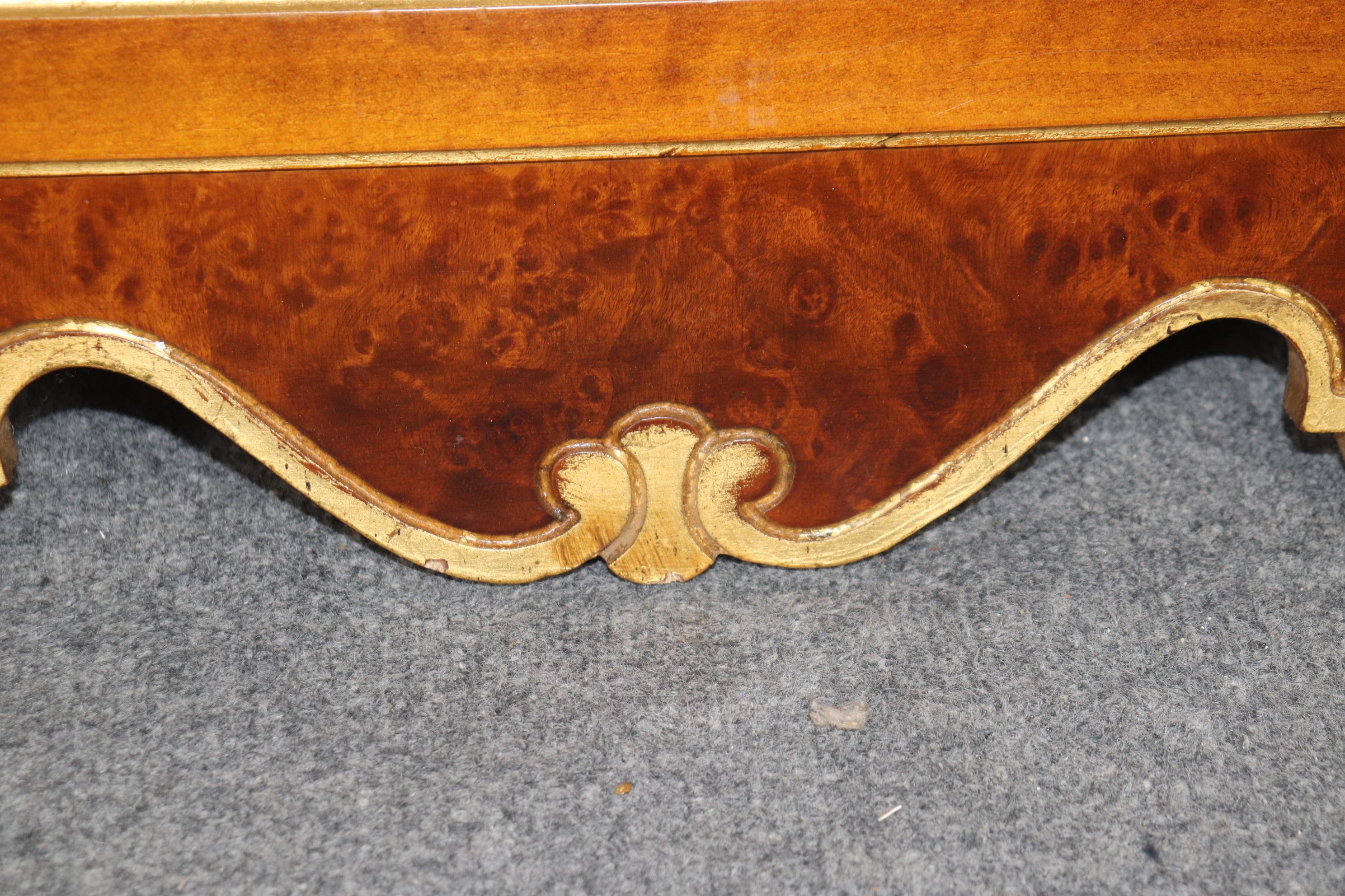 Miroir italien en noyer ronce et doré sculpté et estampillé Made in Italy en vente 4