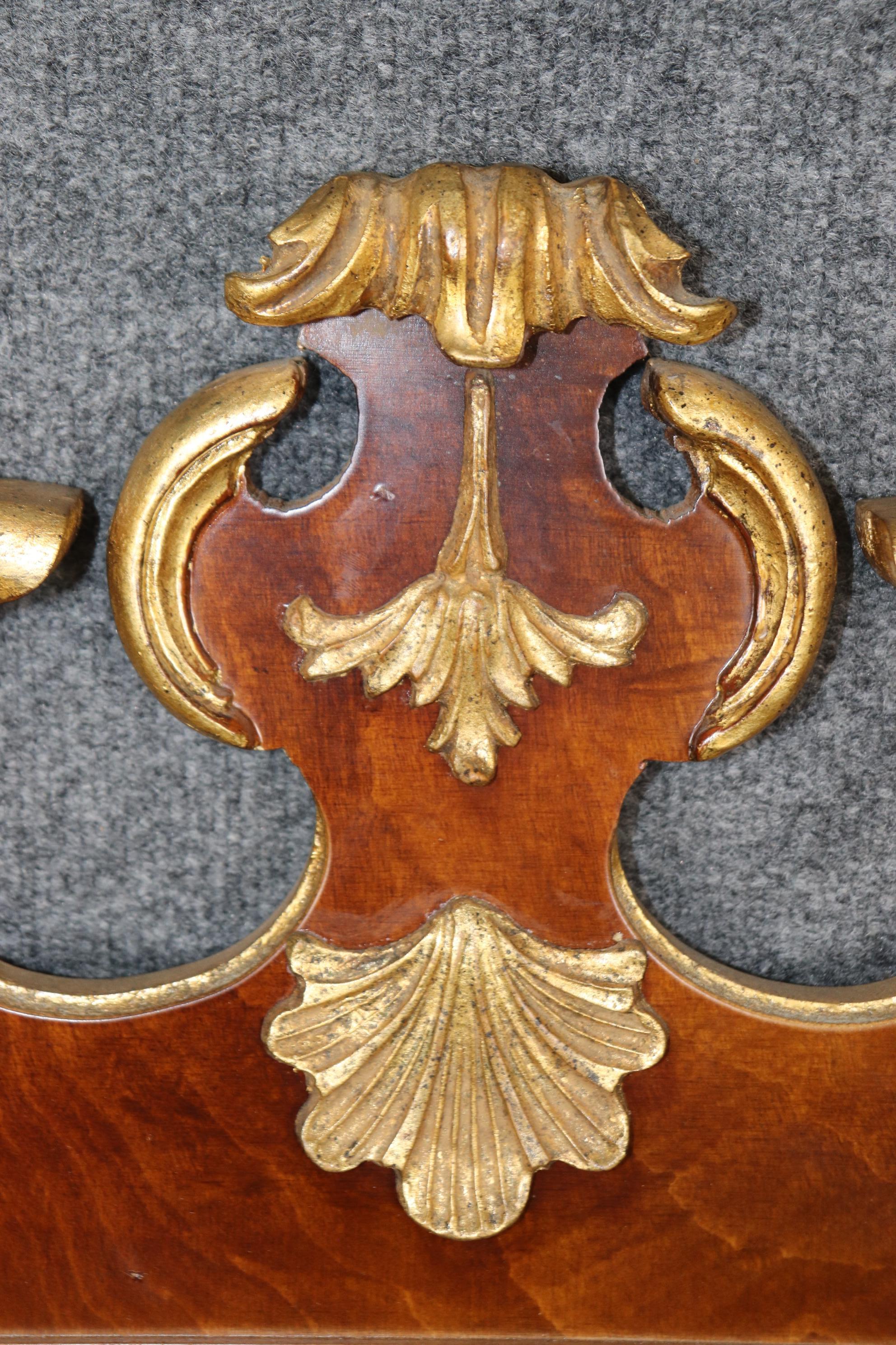 Miroir italien en noyer ronce et doré sculpté et estampillé Made in Italy en vente 5