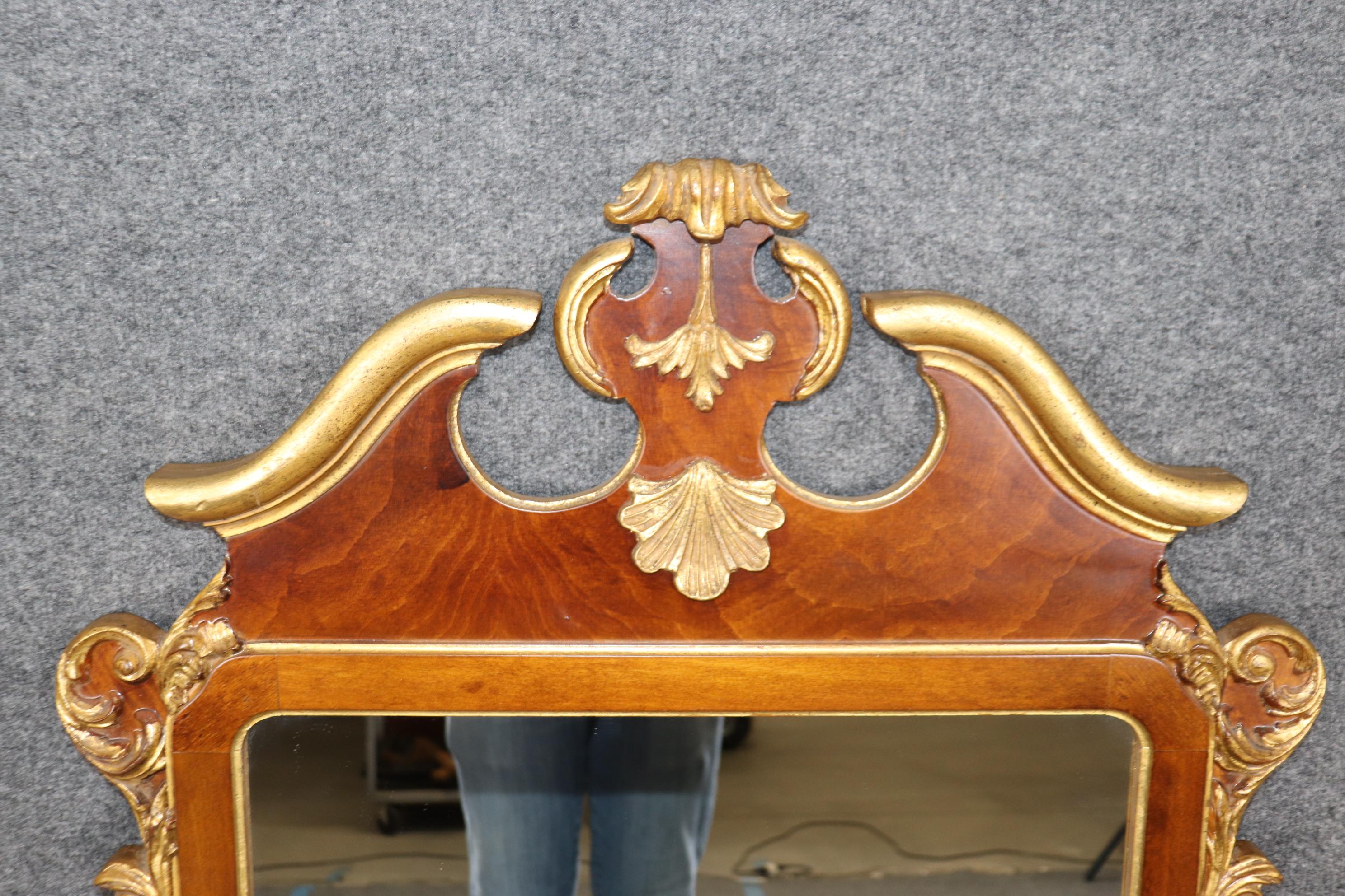 20ième siècle Miroir italien en noyer ronce et doré sculpté et estampillé Made in Italy en vente
