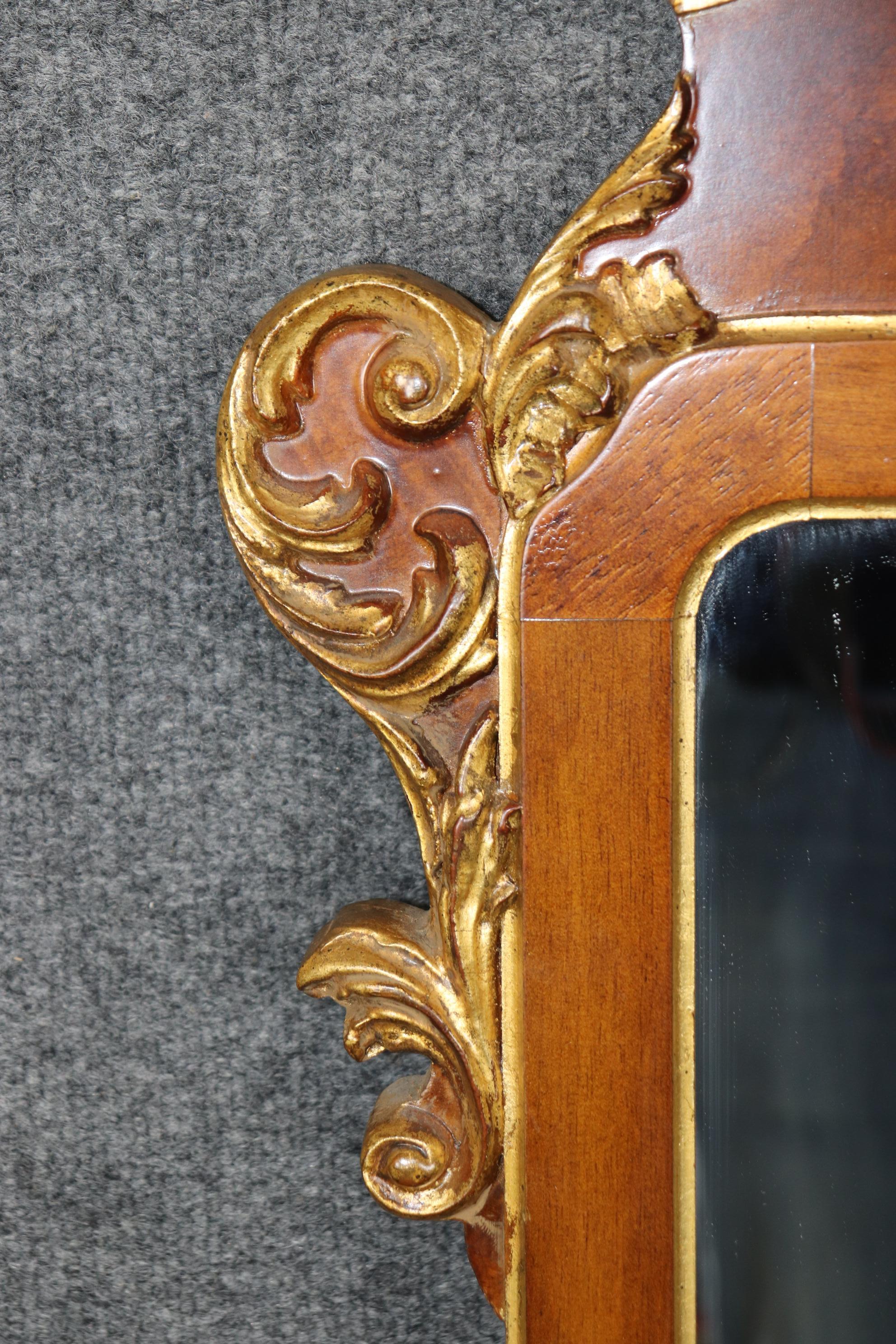 Miroir italien en noyer ronce et doré sculpté et estampillé Made in Italy en vente 1