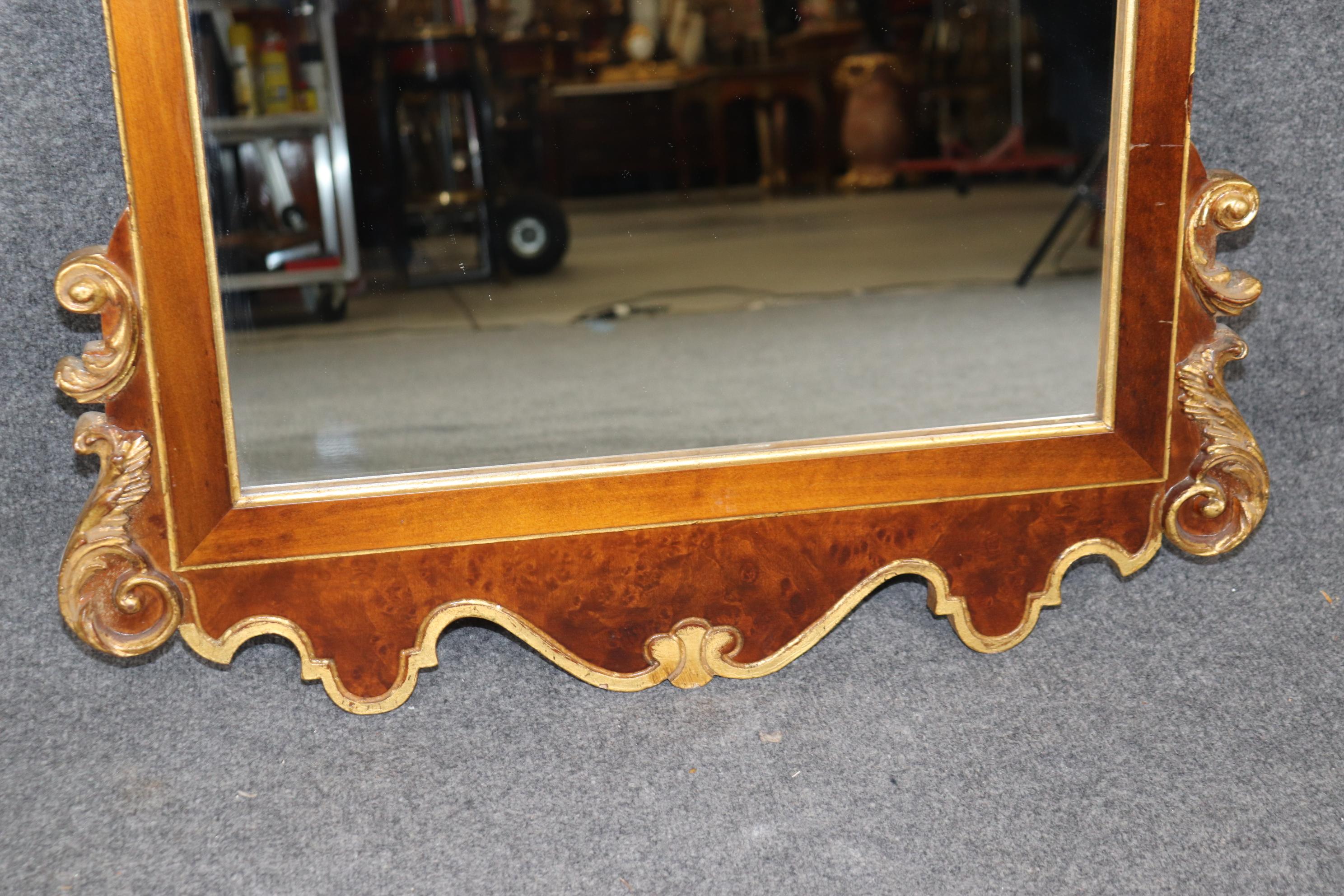 Miroir italien en noyer ronce et doré sculpté et estampillé Made in Italy en vente 2