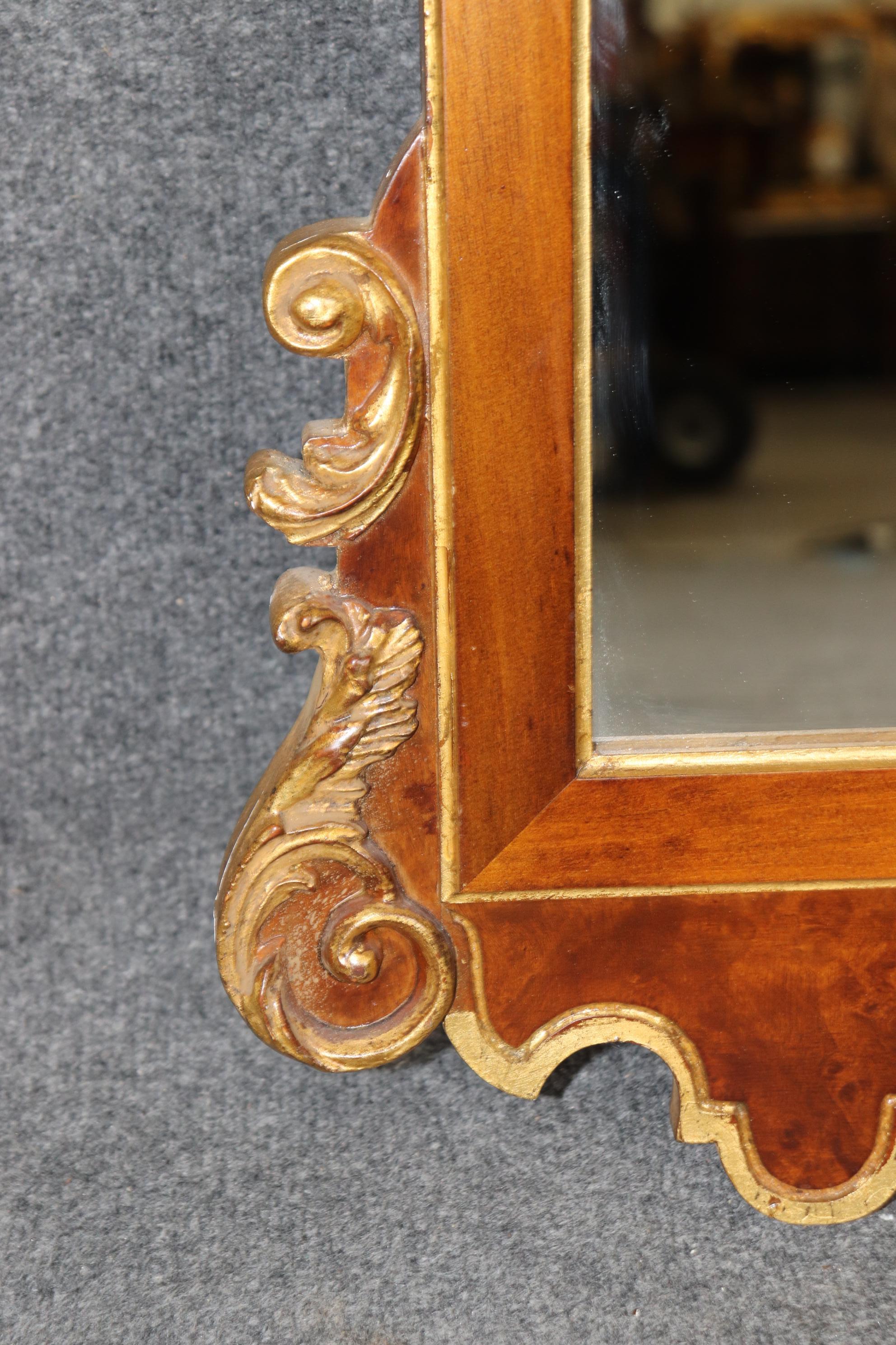Miroir italien en noyer ronce et doré sculpté et estampillé Made in Italy en vente 3