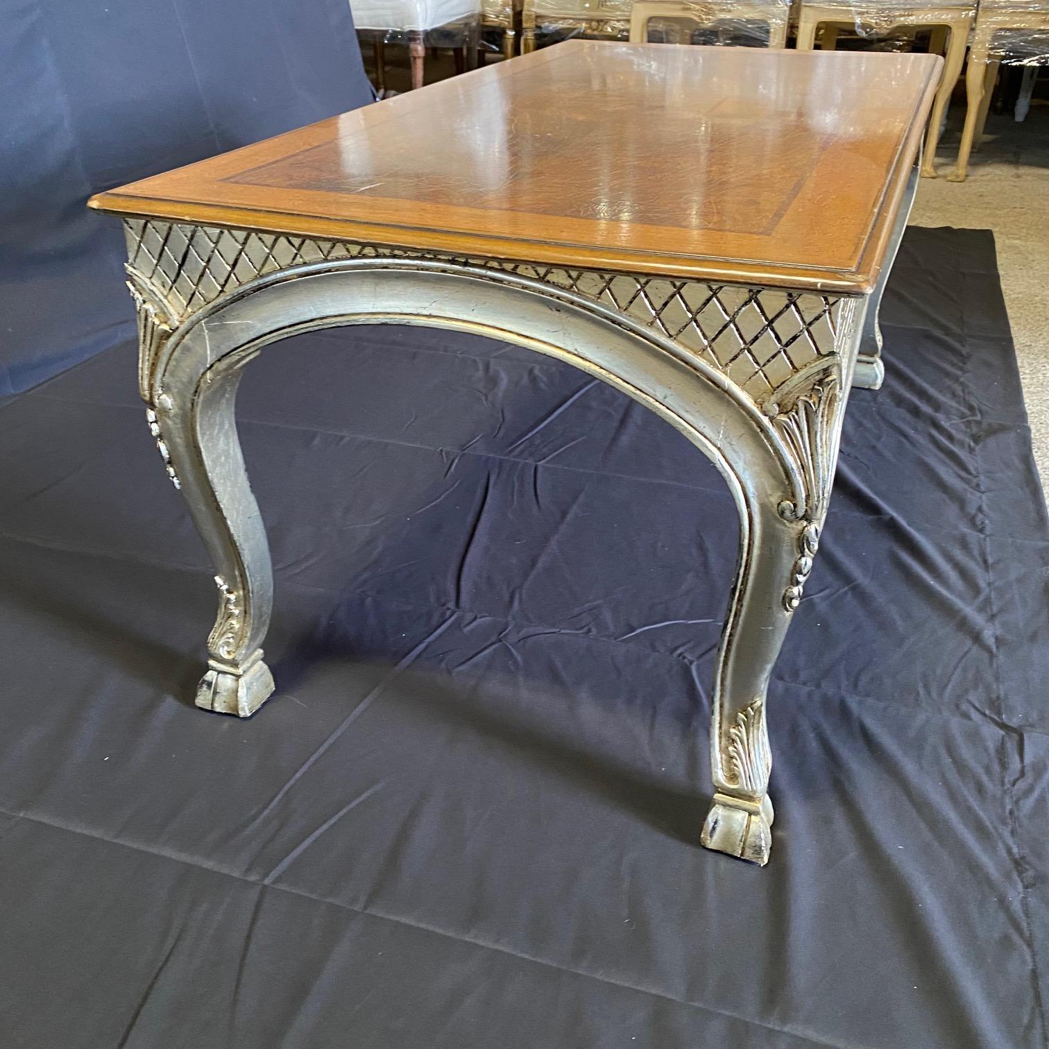 Hollywood Regency Table basse italienne en noyer ronce et pied de sabot en argent doré  en vente