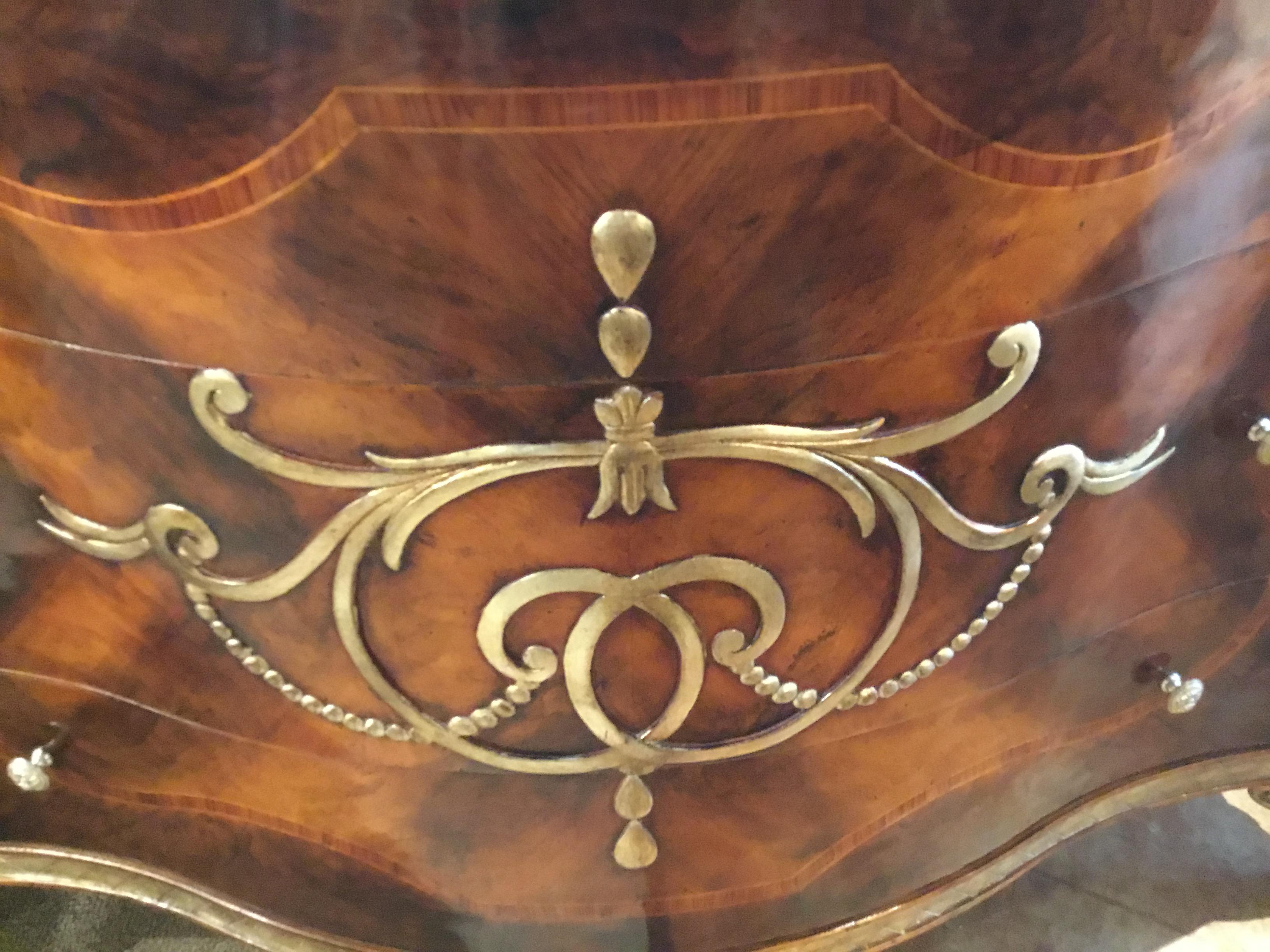 XXI secolo e contemporaneo Noce italiano sbavato  Comodino con accenti in argento, qualità eccezionale in vendita