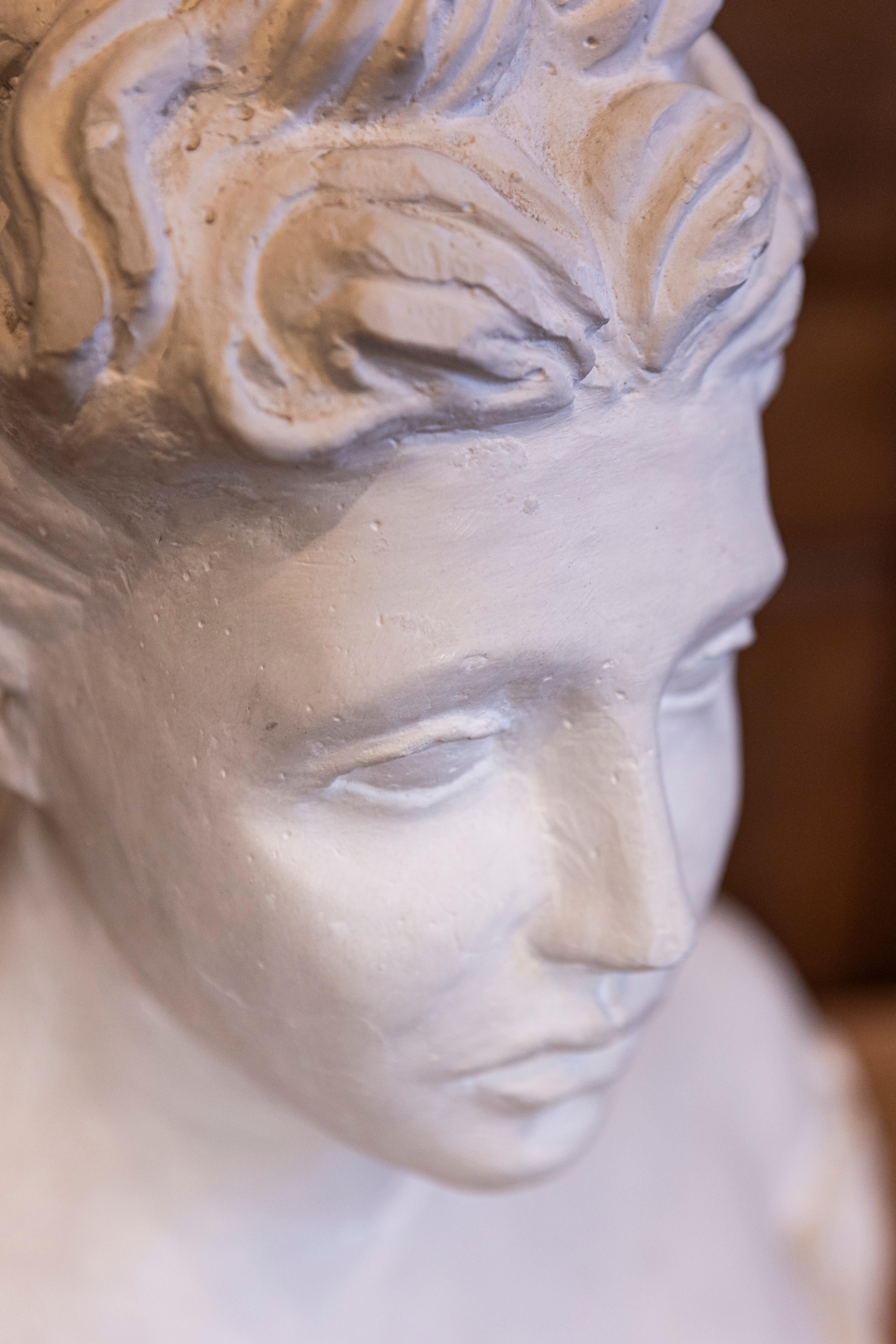 Italian Bust of a Woman Wearing a Creased Dress with Fibula, 20th Century For Sale 1