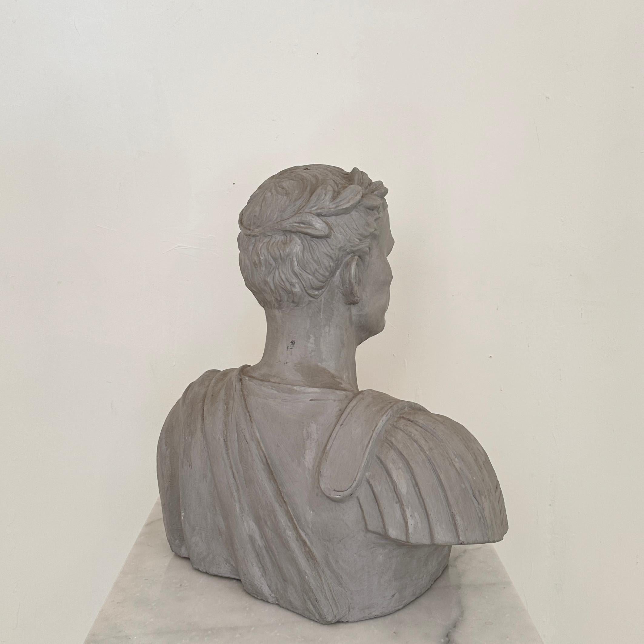 Busto italiano de César en yeso y fibra de vidrio, hacia 1960 en venta 3