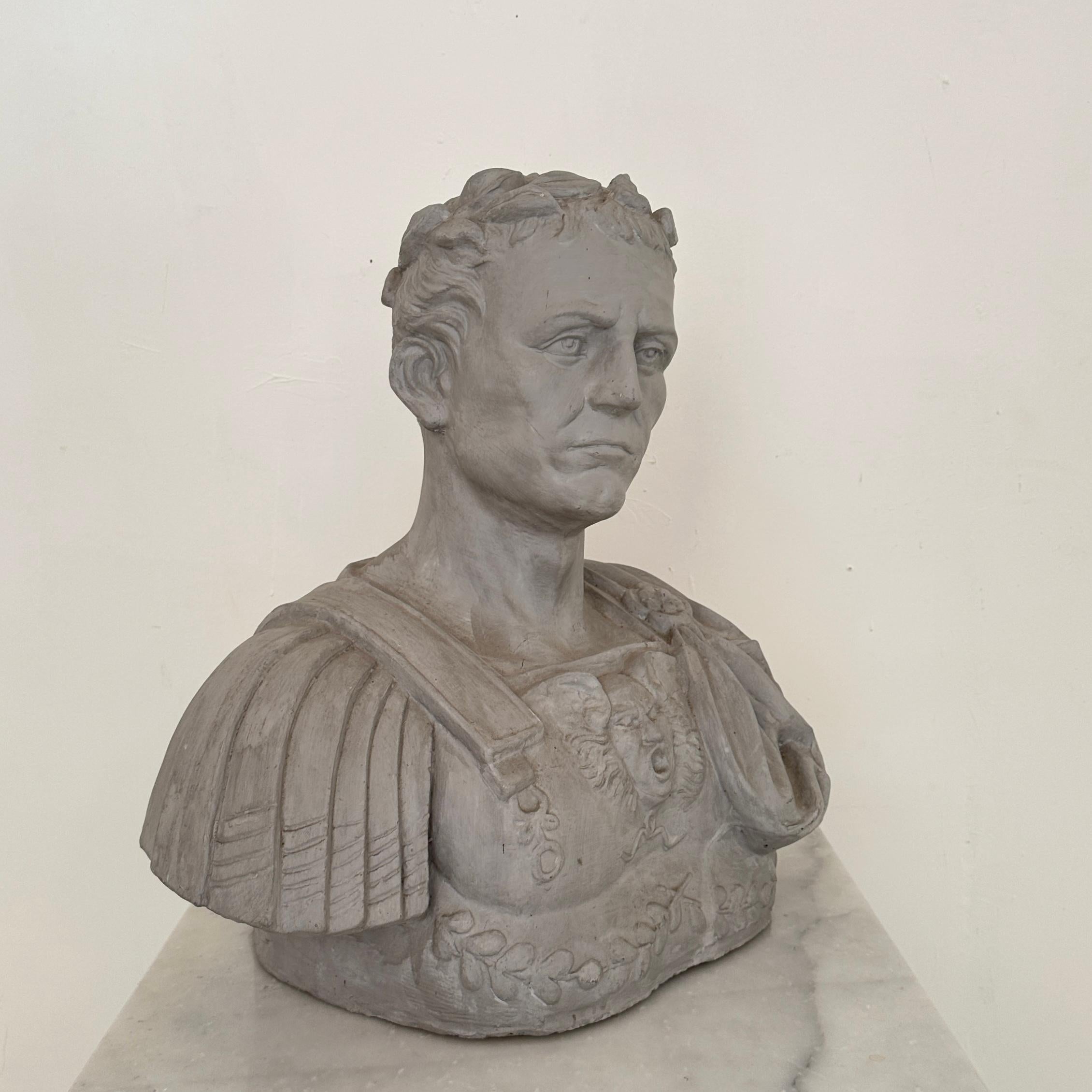 Buste de Caesar italien en plâtre et en fibre de verre, vers 1960 en vente 5