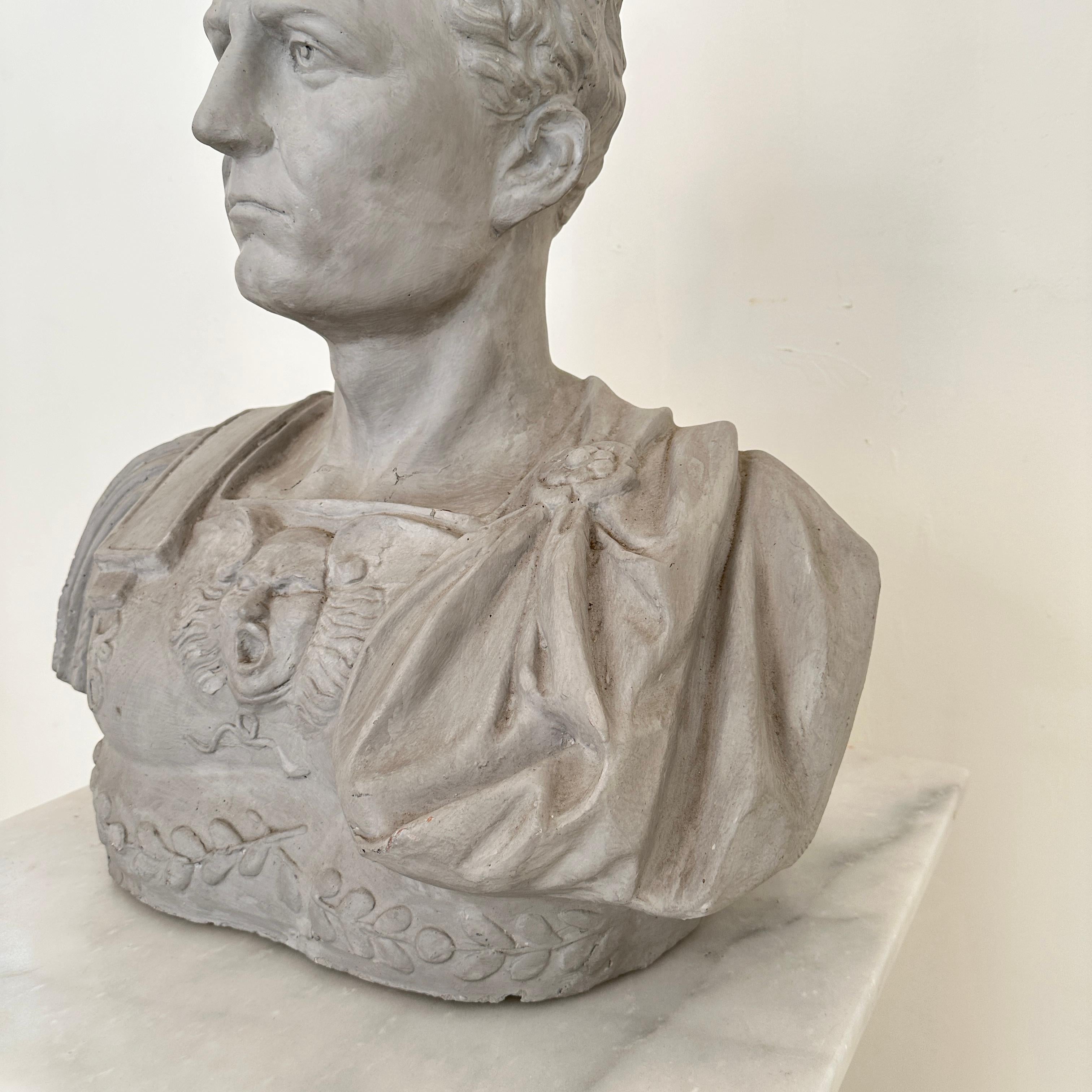 Busto italiano de César en yeso y fibra de vidrio, hacia 1960 mediados del siglo XX en venta