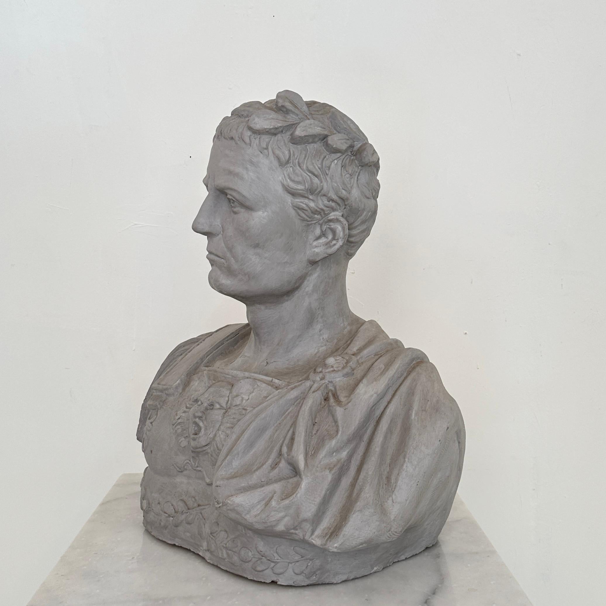 Busto italiano de César en yeso y fibra de vidrio, hacia 1960 en venta 1